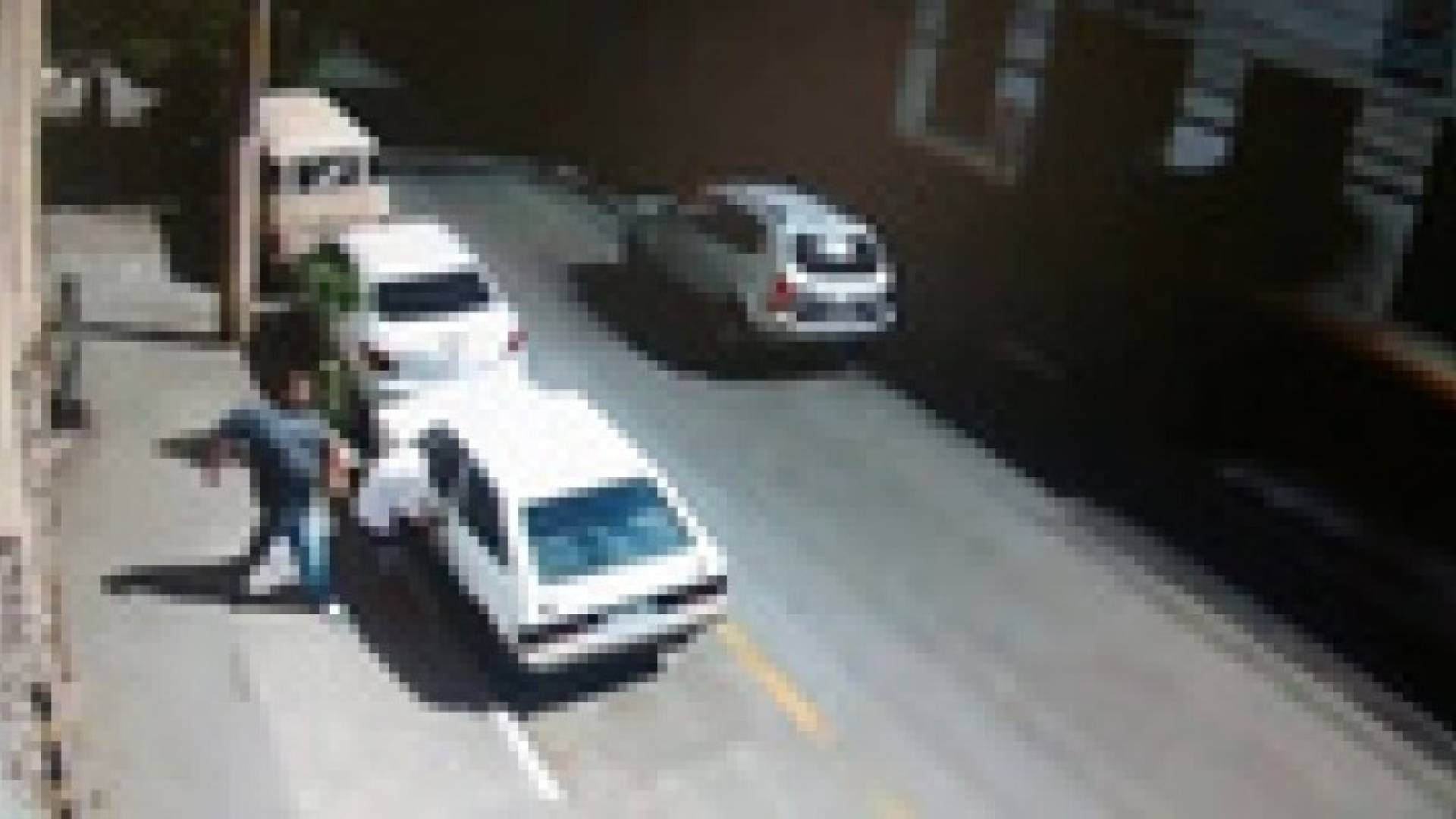 بالفيديو .. ركل شاب حاول سرقة سيارة