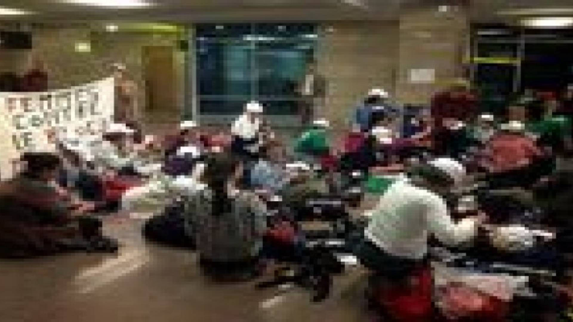 السلطات المصرية تحتجز وفدا نسائيا وتمنعه من دخول "غزة"