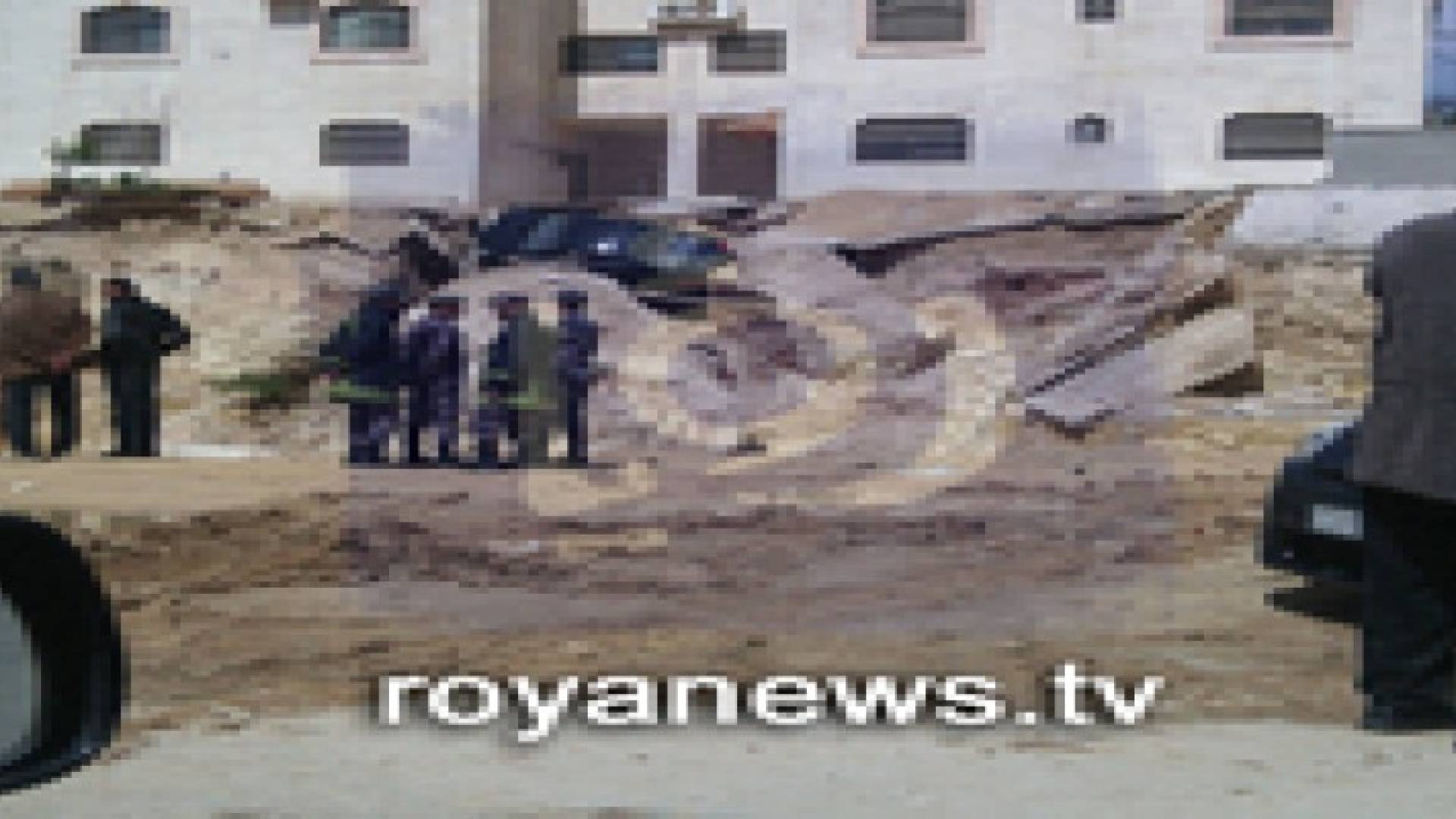 اخلاء سكان عمارة مهددة بالسقوط في ضاحية الرشيد