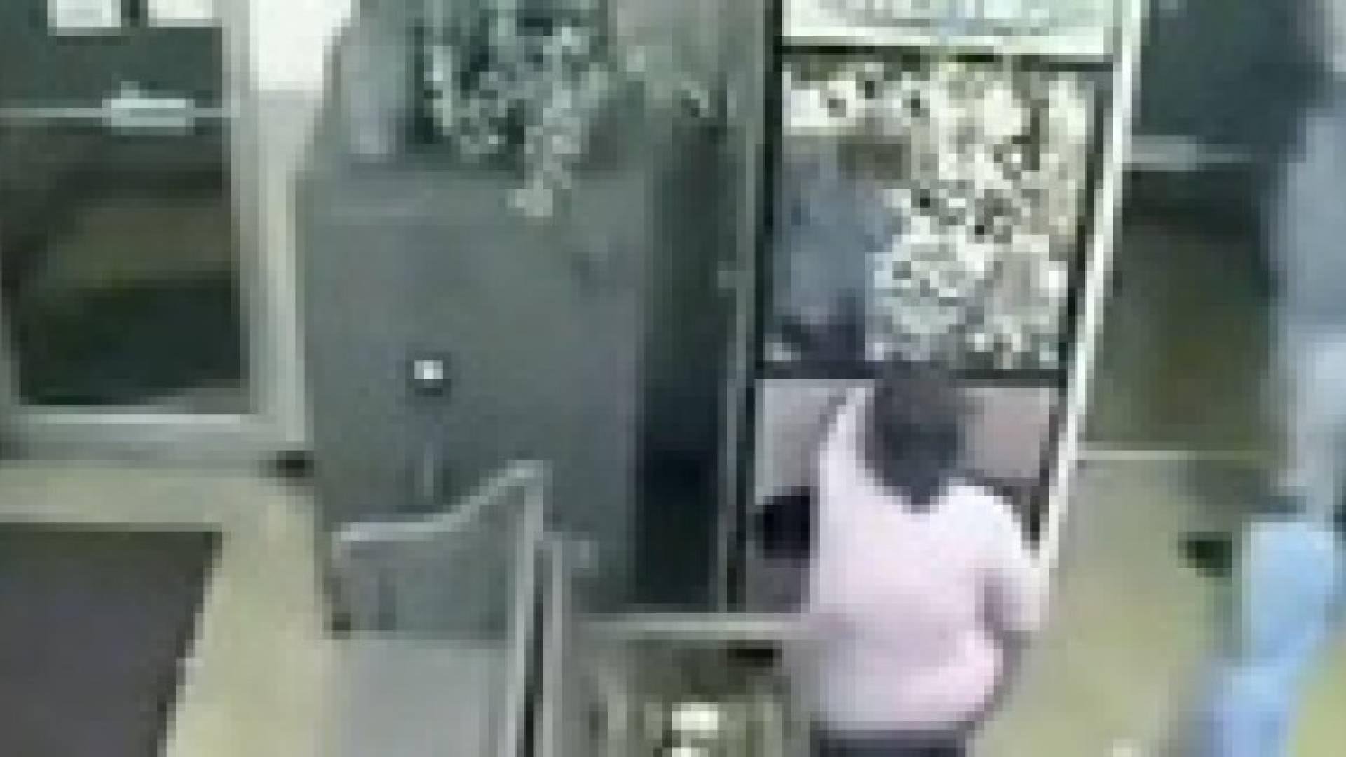 بالفيديو .. طفلة تتسلل إلى ماكينة ألعاب للحصول على إحداها .. أو أكثر