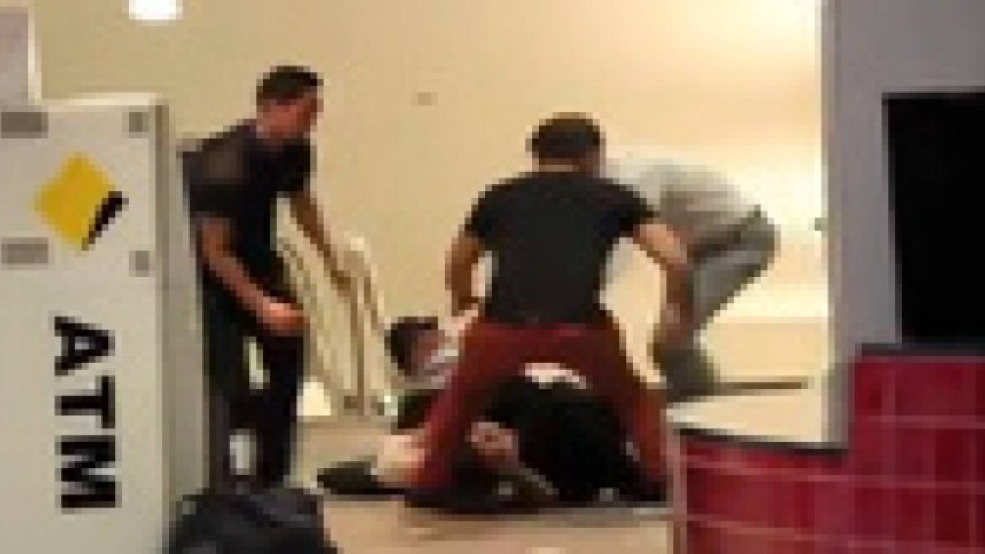 بالفيديو .. مقلب ينتهي بإسالة الدماء