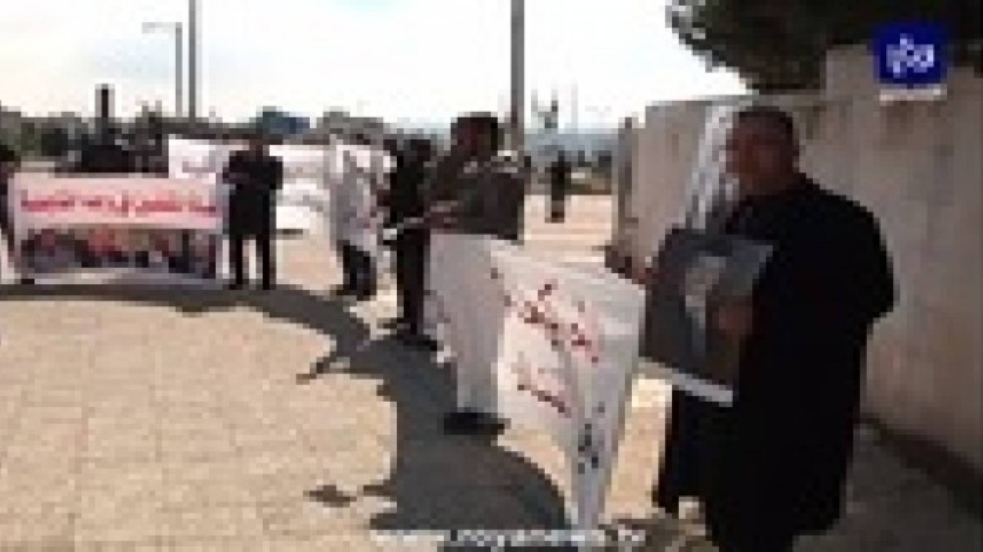 العاملون في "المجموعة القابضة" يعتصمون أمام رئاسة الوزراء