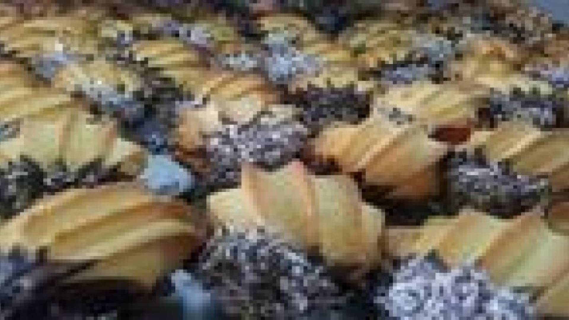 ضبط مواد غذائية منتهية الصلاحية في محل للحلويات