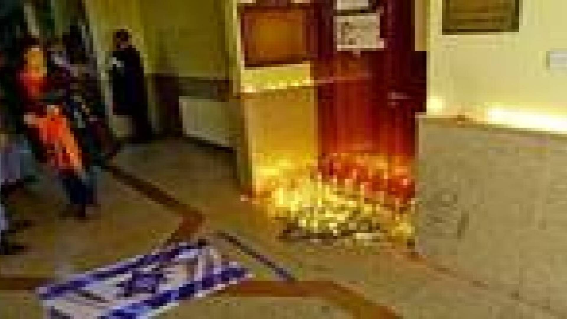شموع امام مكتب الشهيد زعيتر