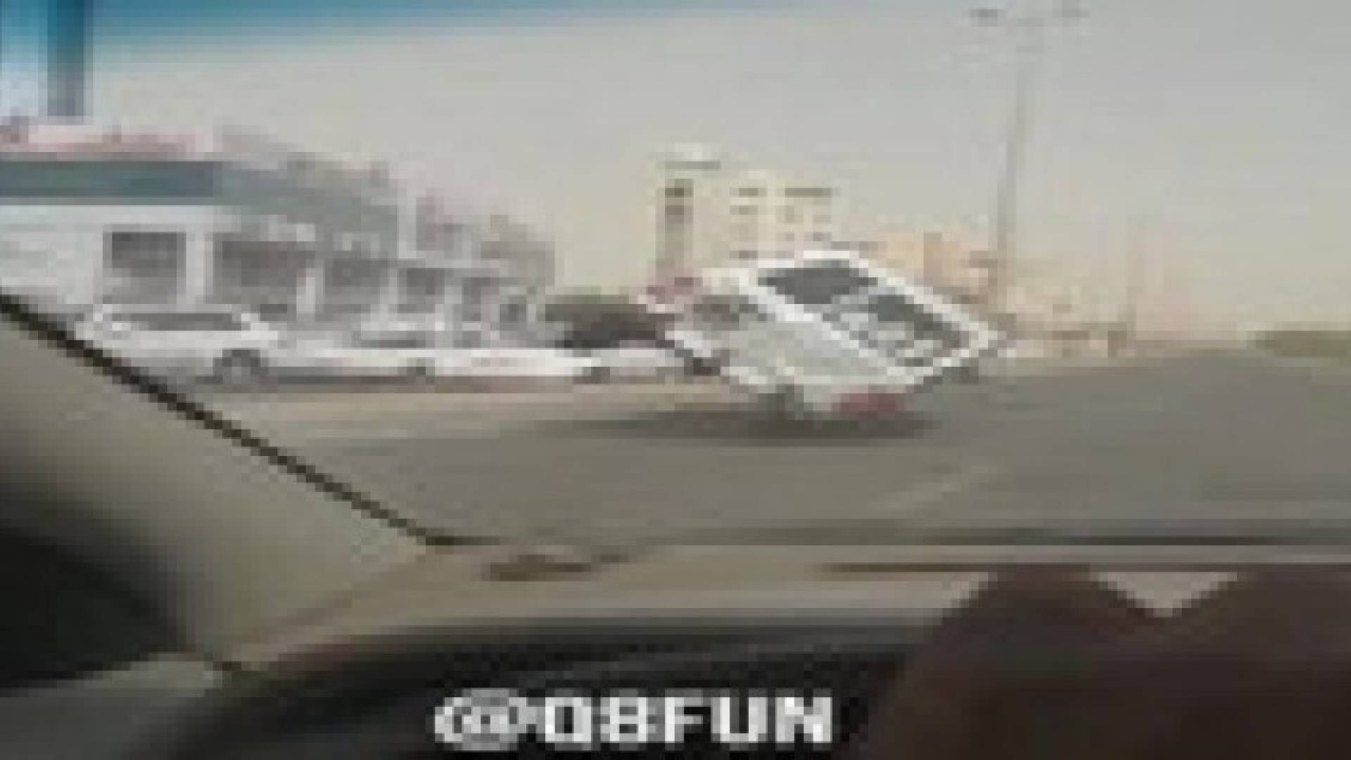 بالفيديو.. متهور كويتي يقود سيارته على إطارين فقط