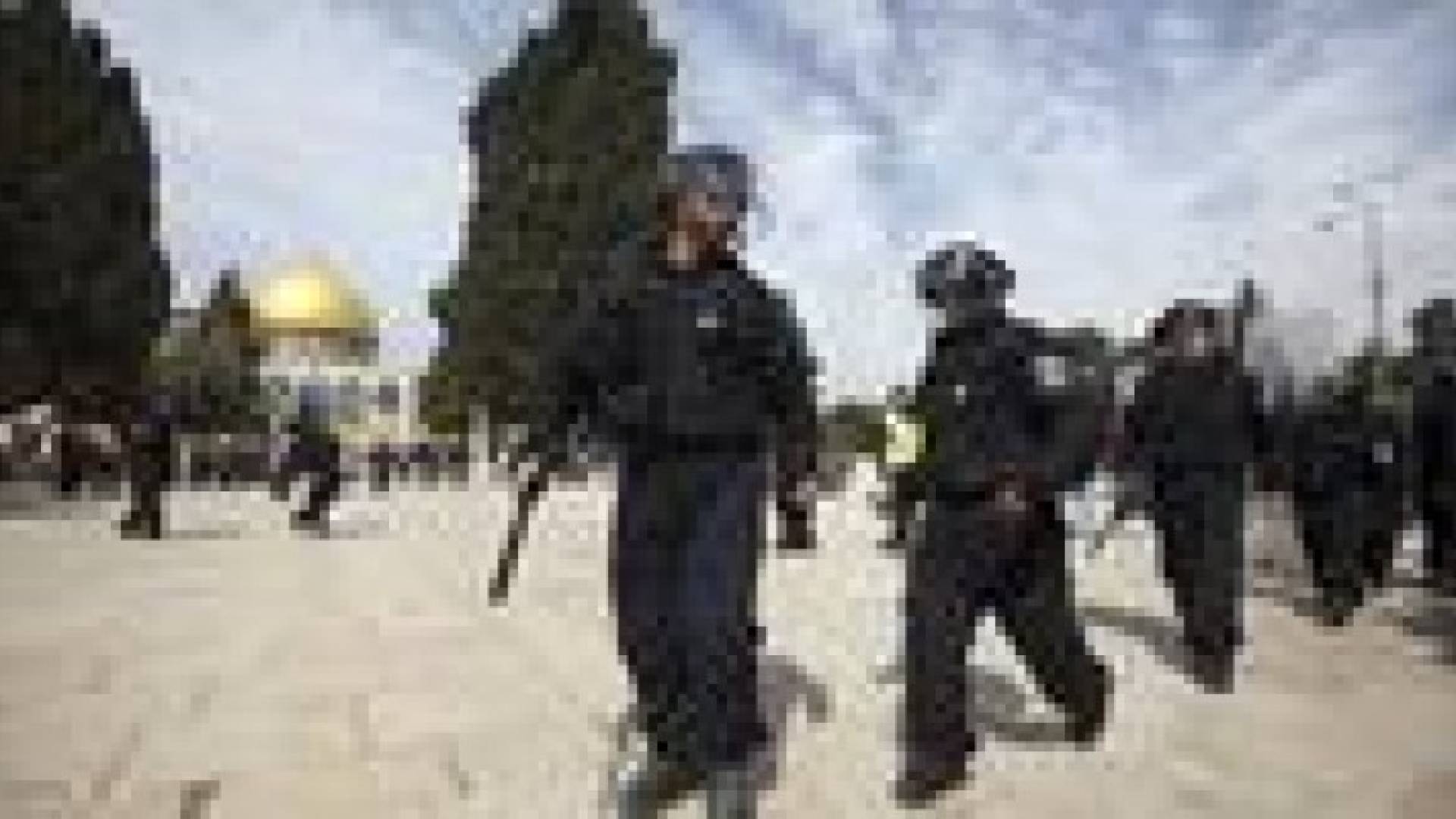 قوات الاحتلال تخرج نائب رئيس الكنيست الاسرائيلي من المسجد الأقصى بعد مواجهات مع مصلين