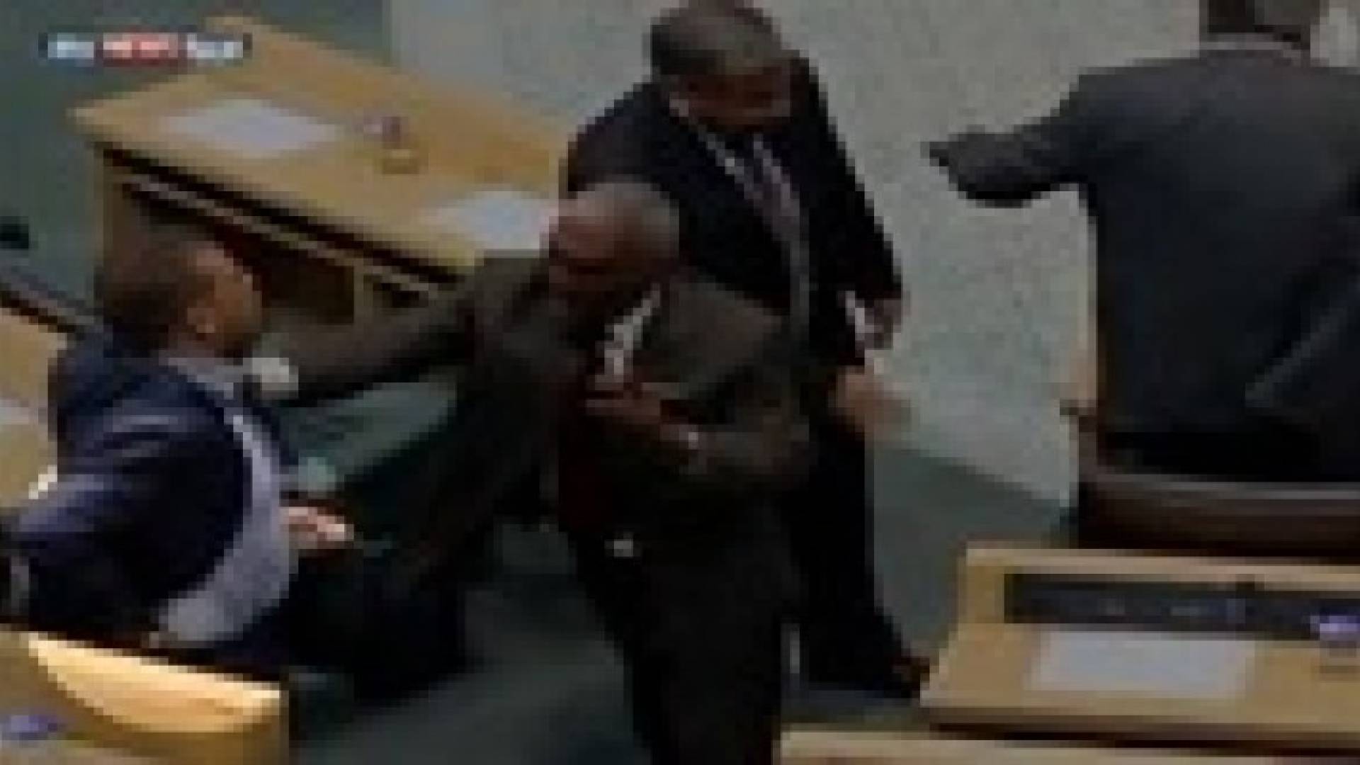 منع النائب من حمل السلاح تحت القبة