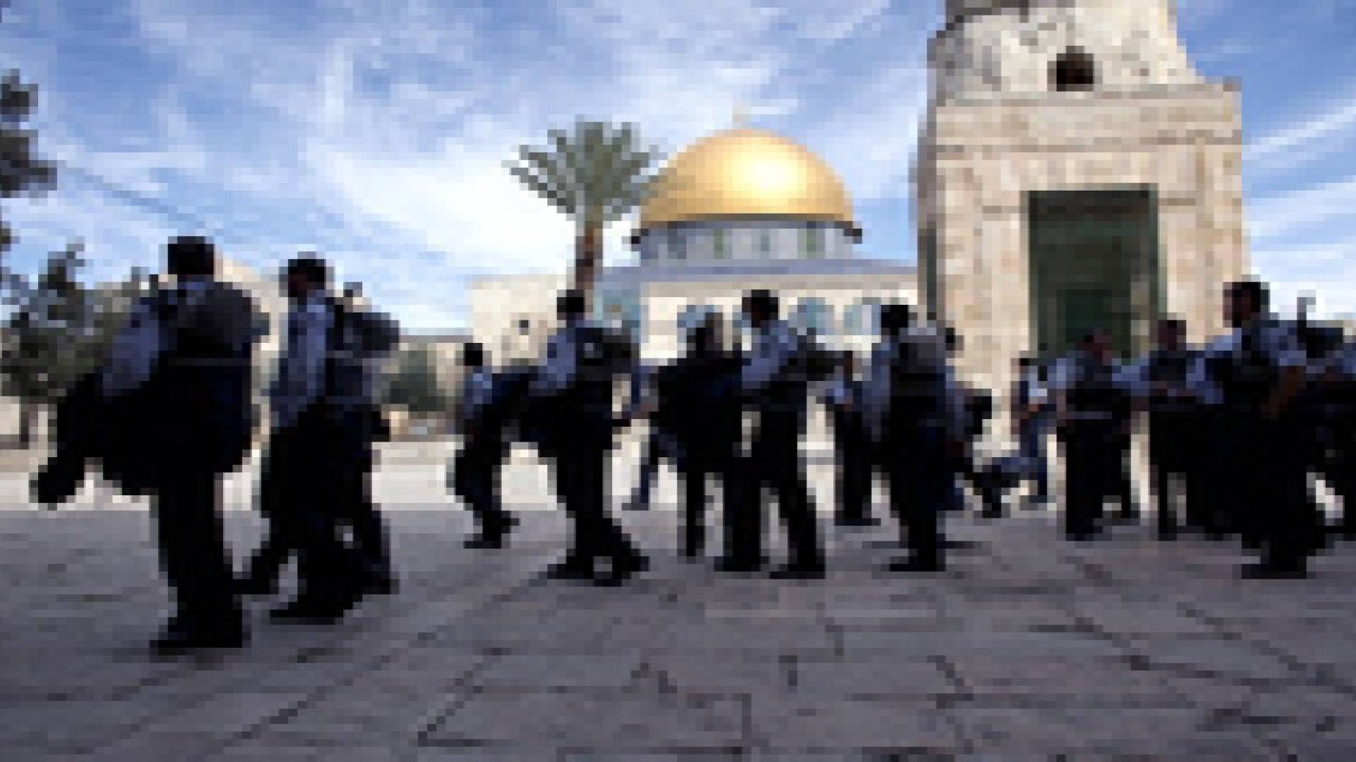 مستوطنون متطرفون يقتحمون الاقصى