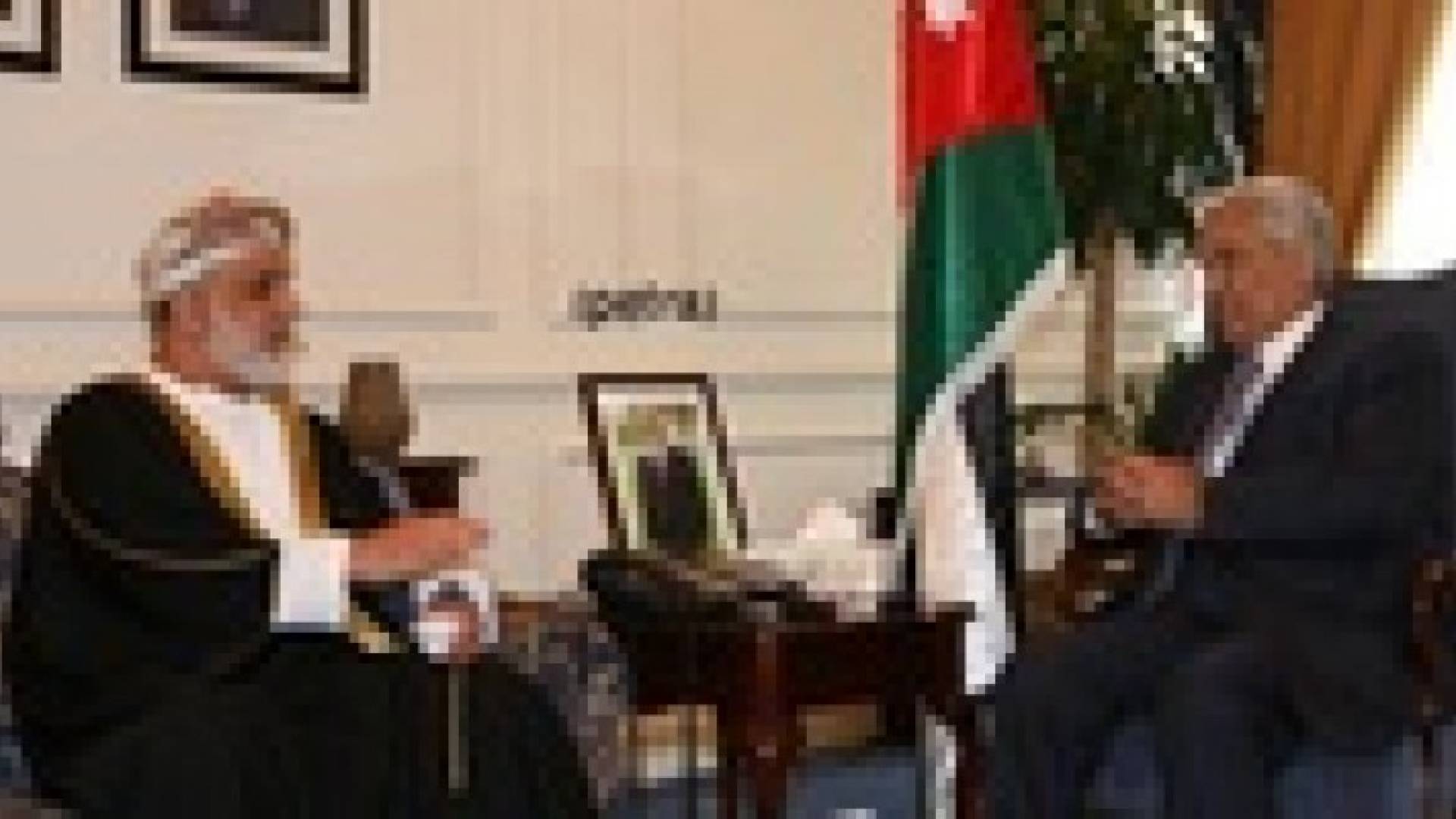 رئيس الوزراء ووزير العدل العماني يبحثان تعزيز العلاقات الثنائية