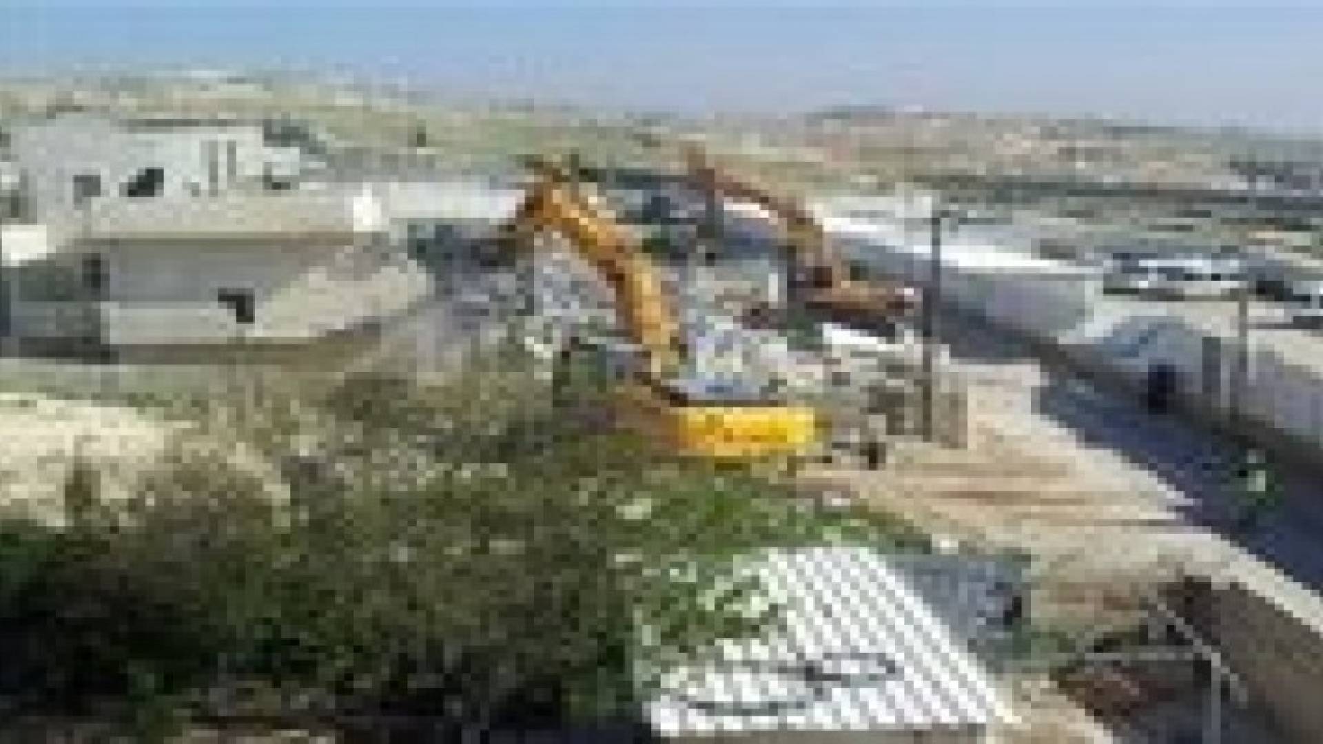جرافات الاحتلال تهدم بناية مؤلفة من شقة ومسجد ومركز صحي بالقدس