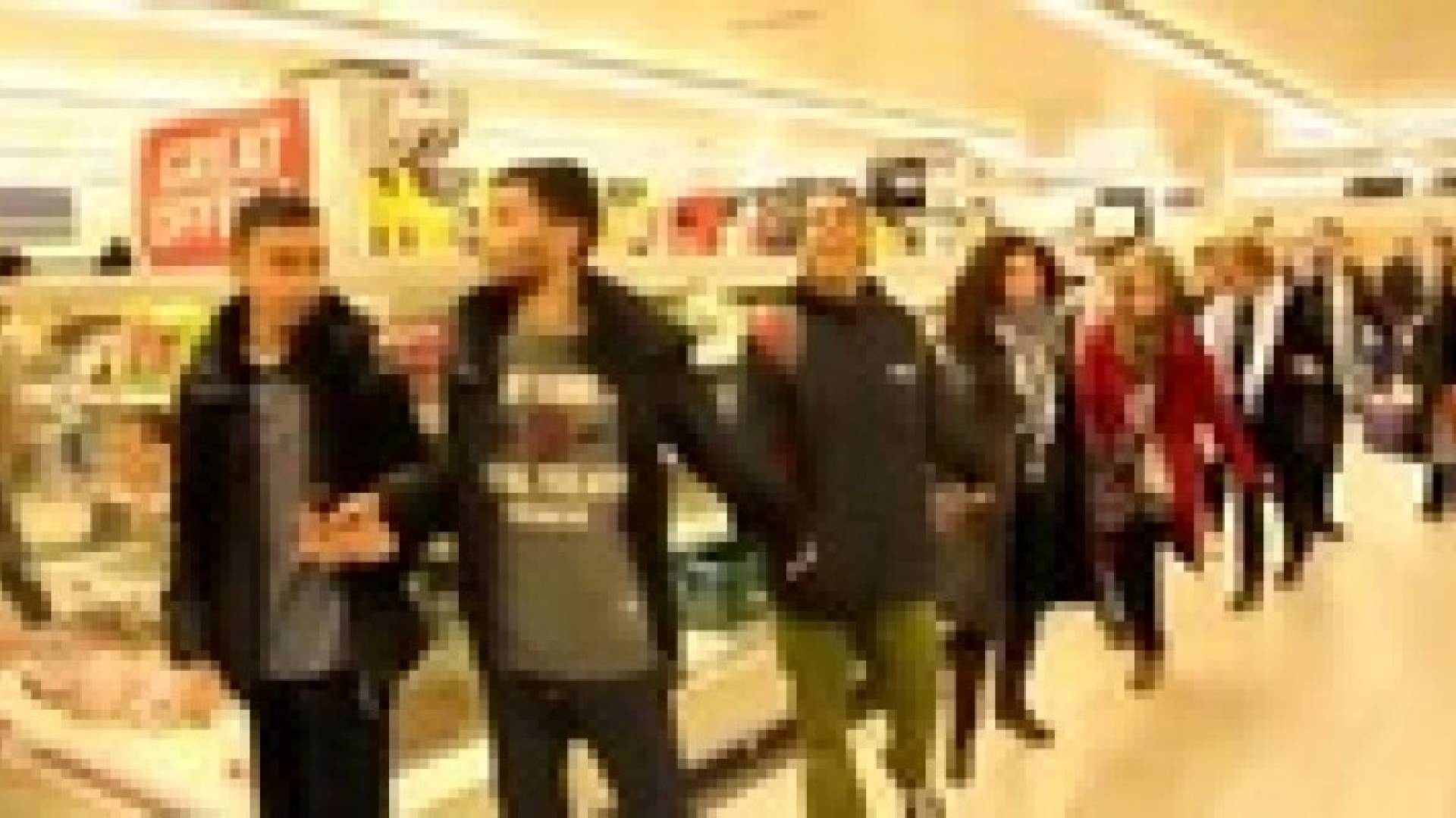 بالفيديو: "دبكة" فلسطينية أمام  المتاجر في لندن احتفالا بتفريغها من منتجات إسرائيلية