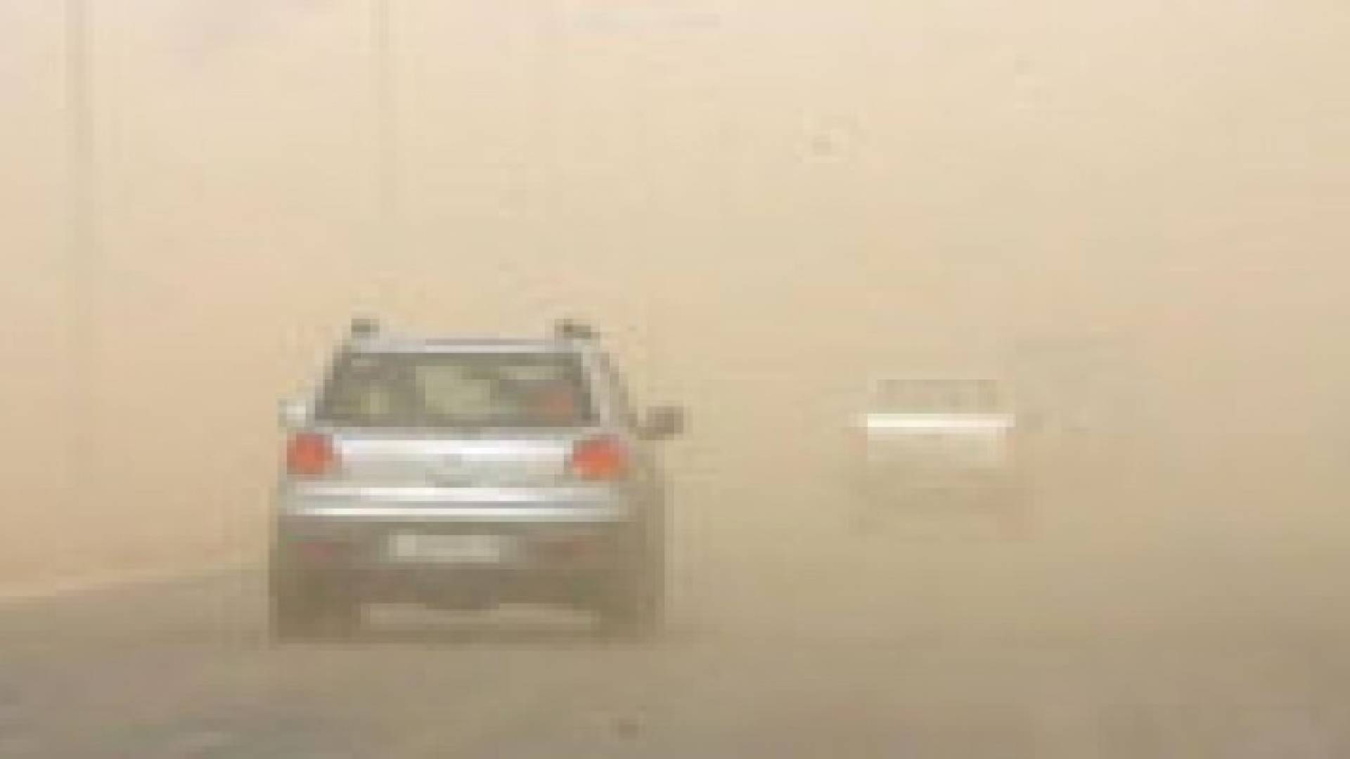 غبار كثيف على الطريق الصحراوي