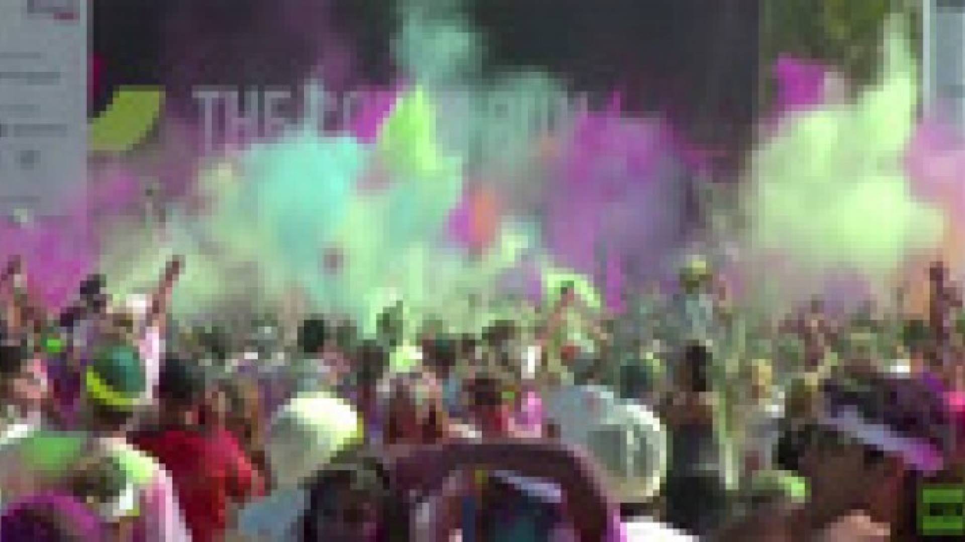 بالفيديو.. ألوان قوس القزح تزين عدائين أثناء فعالية الجري الملون