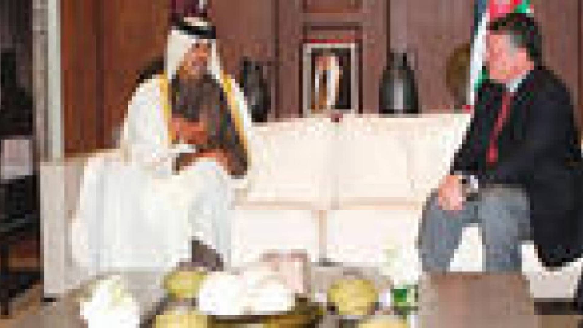 الملك وأمير قطر يبحثان العلاقات الثنائية