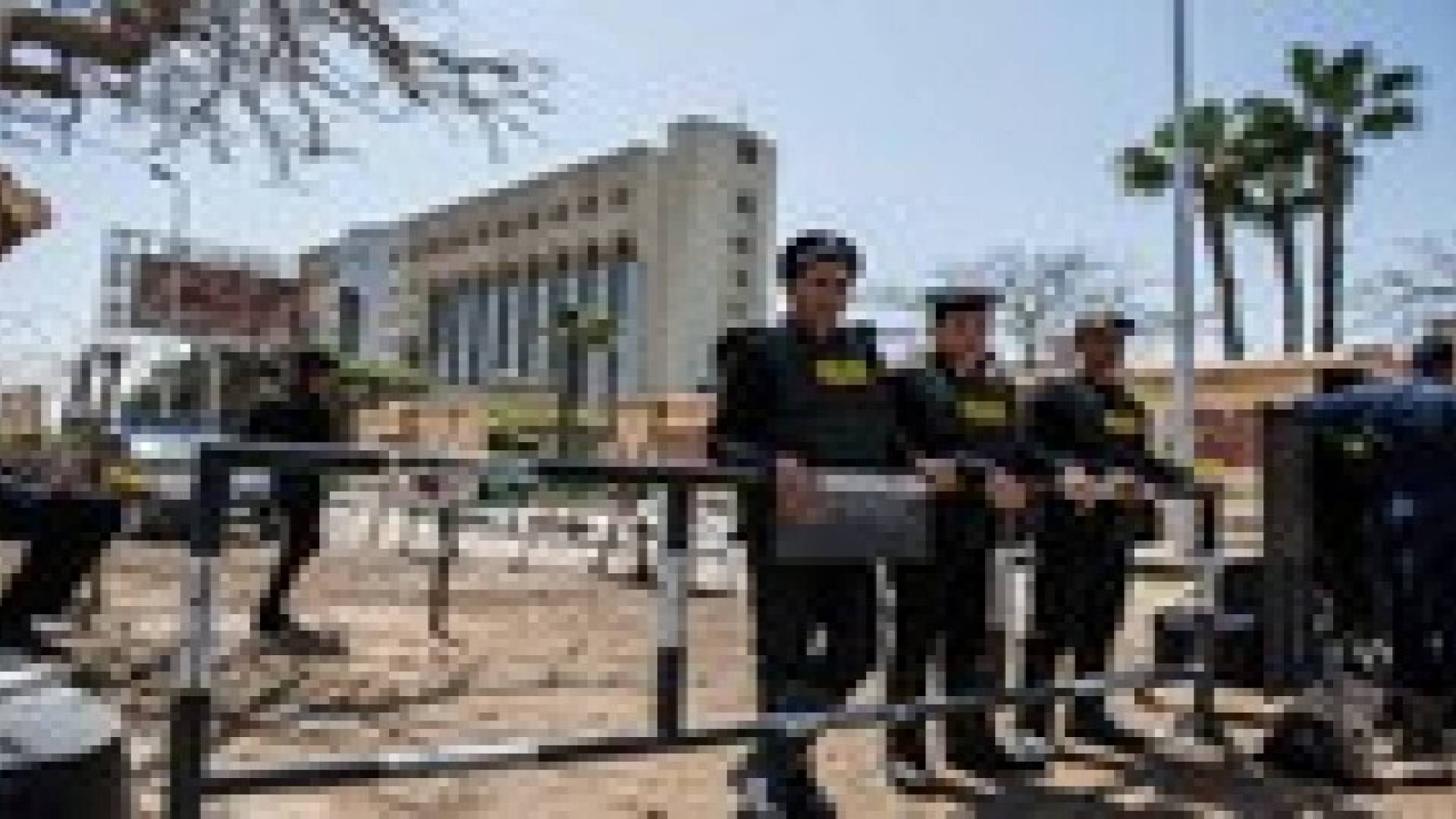 انفجار ثالث أمام جامعة القاهرة عقب انفجارين استهدفا قوات الشرطة