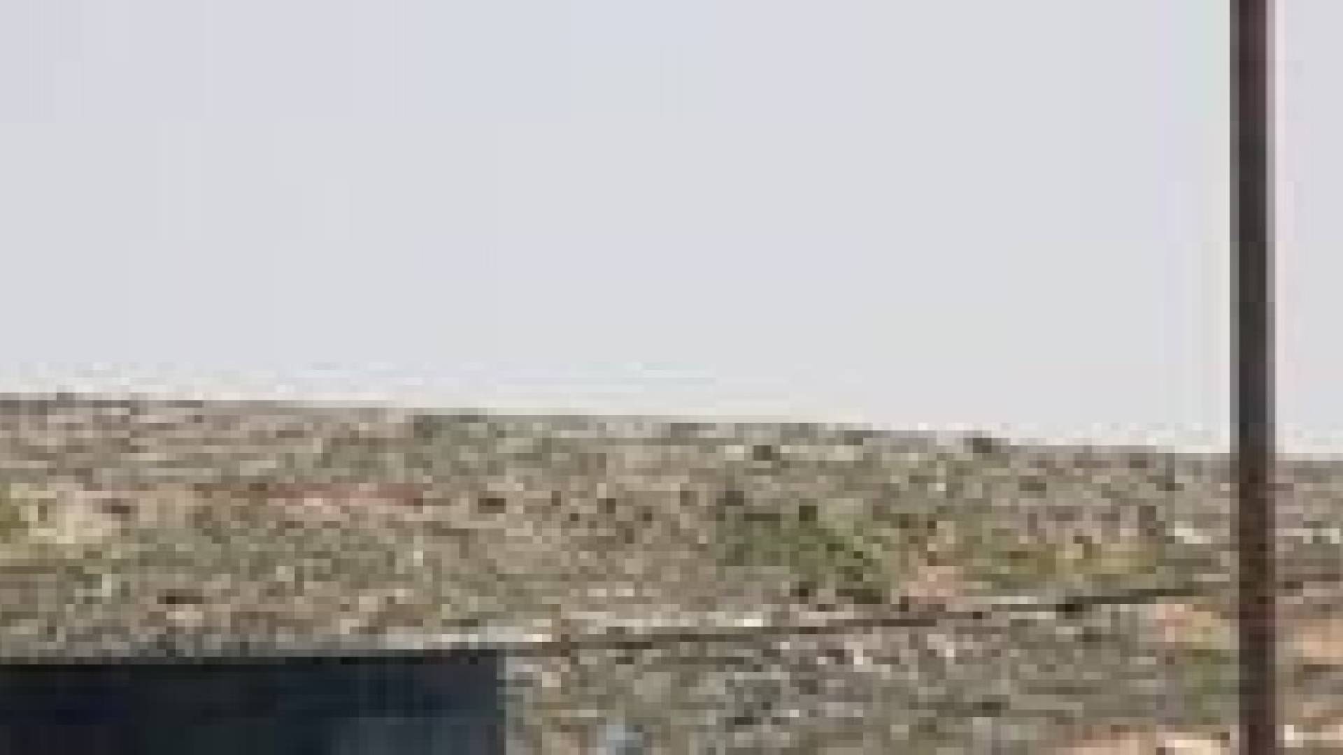 مواجهات عنيفة بين الفلسطينيين  وقوات الإحتلال أمام سجن عوفر في الضفة الغربية..صور
