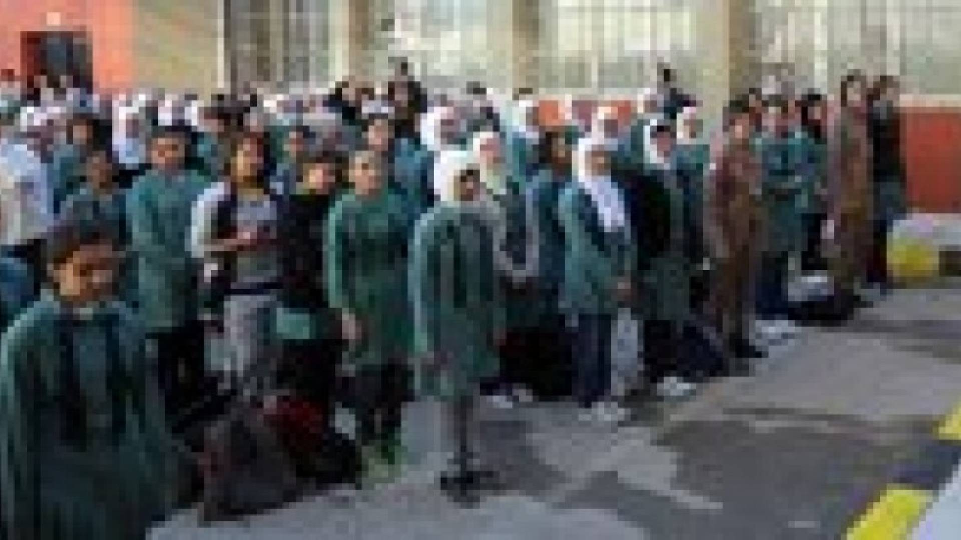 اربد: أهالي طلبة يعتصمون امام مدرسة زبدة فركوح