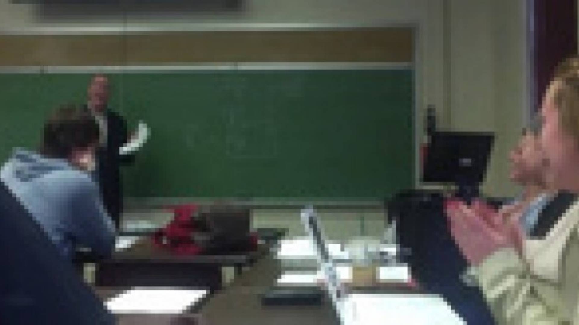 في 3 أيام .. 16 مليون مشاهدة لفيديو طلاب يداعبون أستاذهم بكذبة نيسان