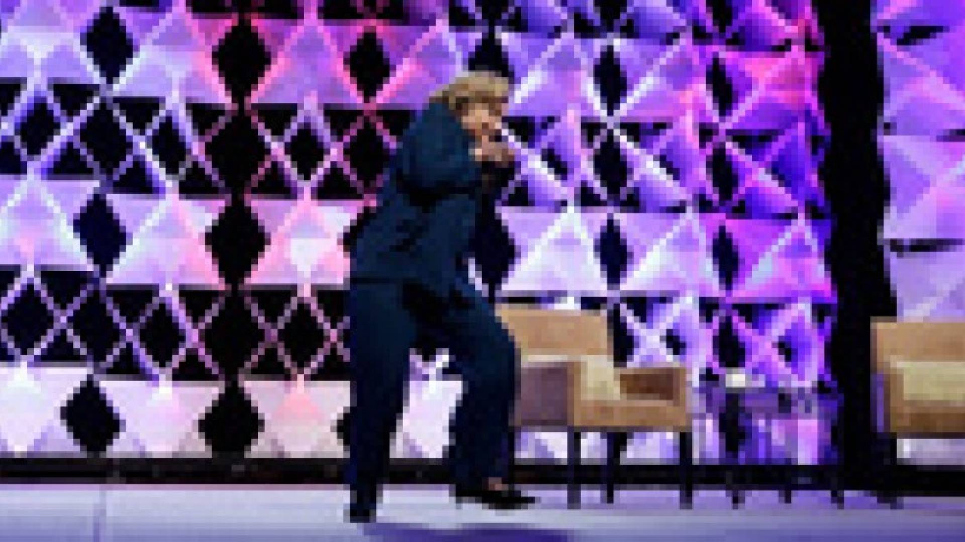 أمريكية ترمي هيلاري كلنتون بالحذاء في لاس فيغاس ..فيديو