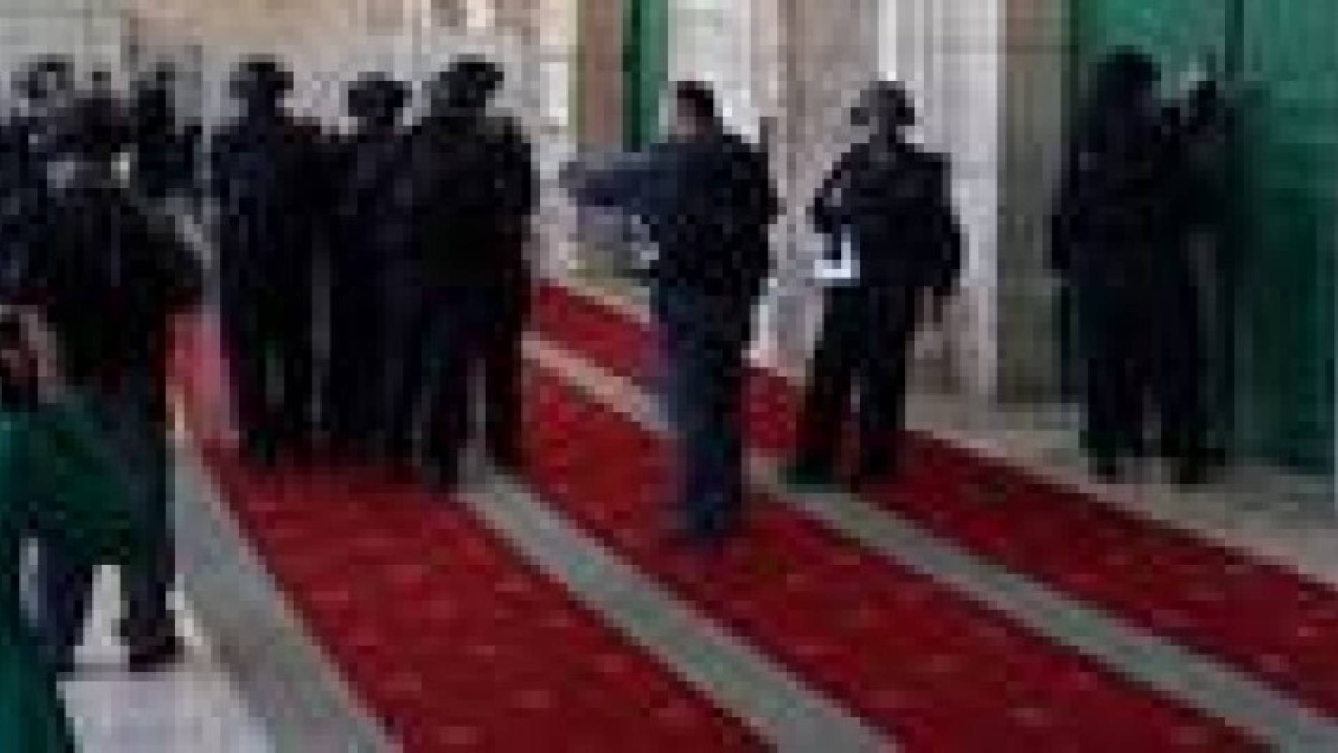 قوات الاحتلال تقتحم الأقصى وتصيب عددا من المصلين "صور"