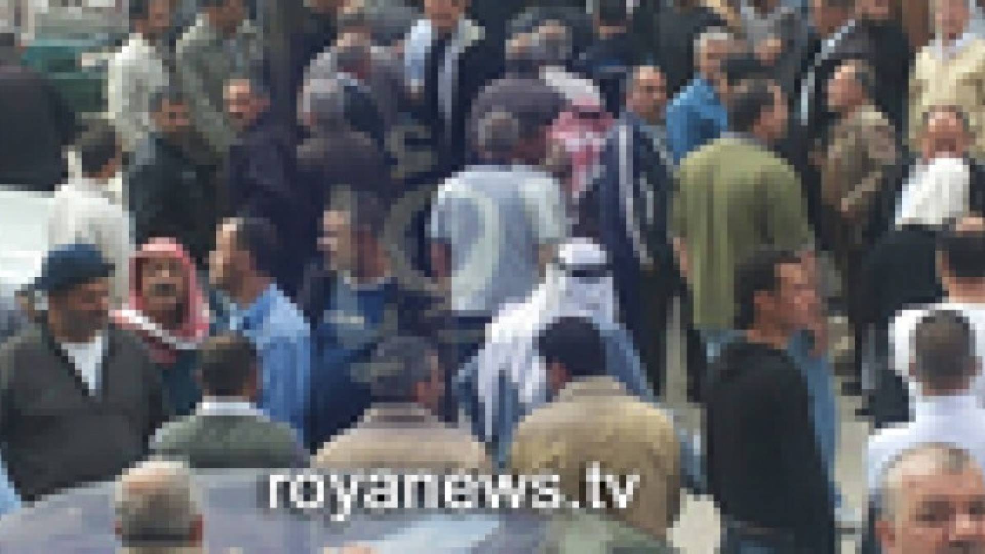 المئات امام "الضريبة" في اربد للاعتراض على دعم المحروقات