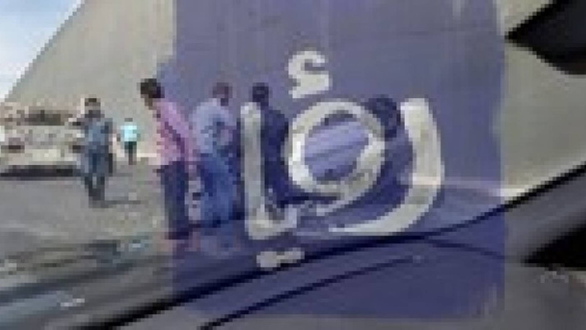 تدهور سيارة على طريق المطار .. صور