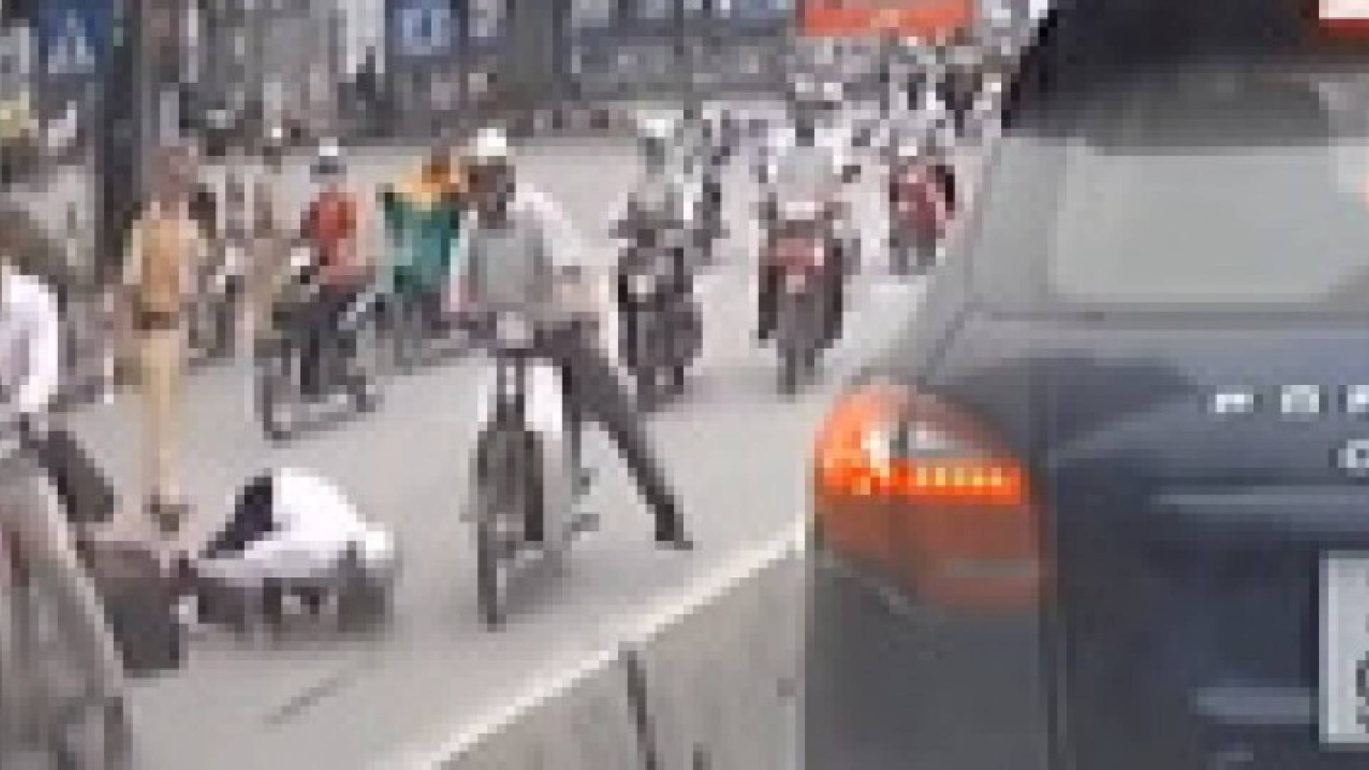 بالفيديو .. شرطي يضرب سائق دراجة نارية لم يخالف قواعد المرور