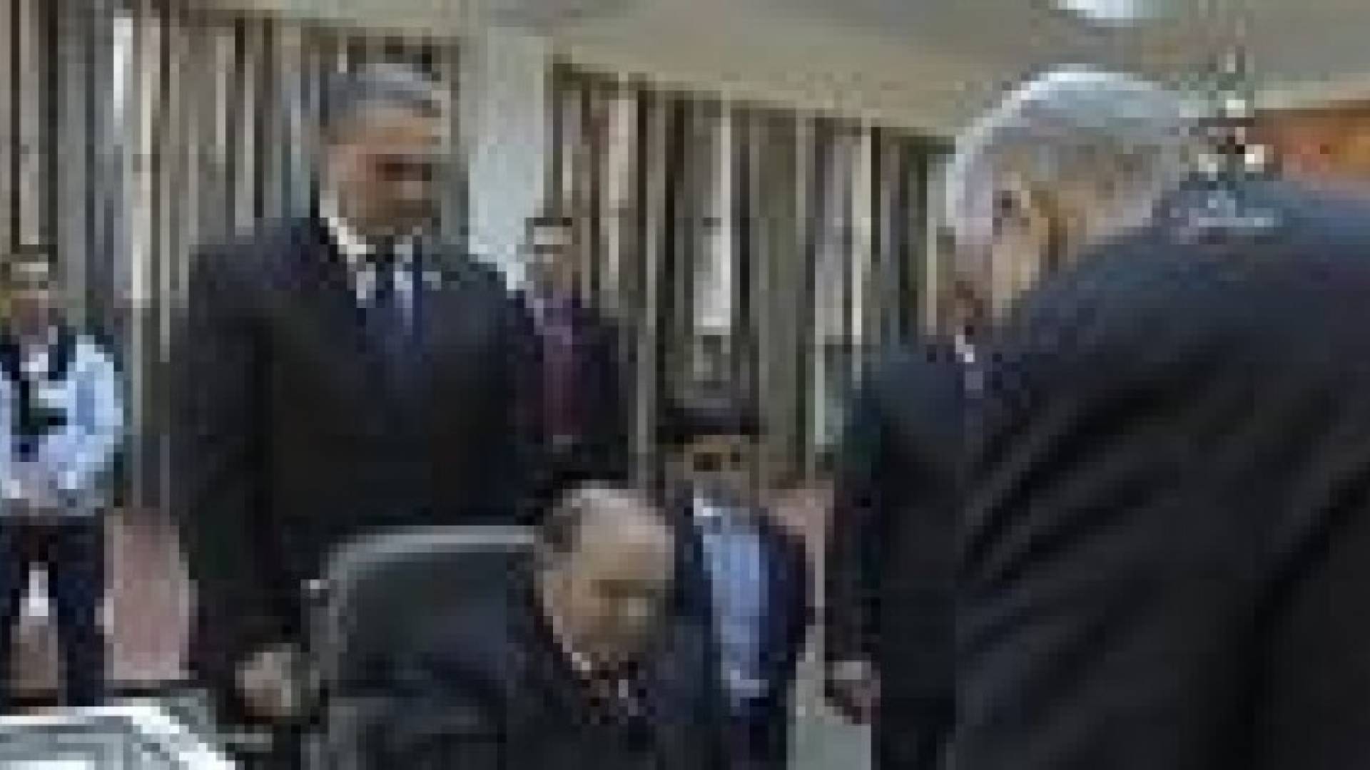 بوتفليقة يدلي بصوته على كرسي متحرك