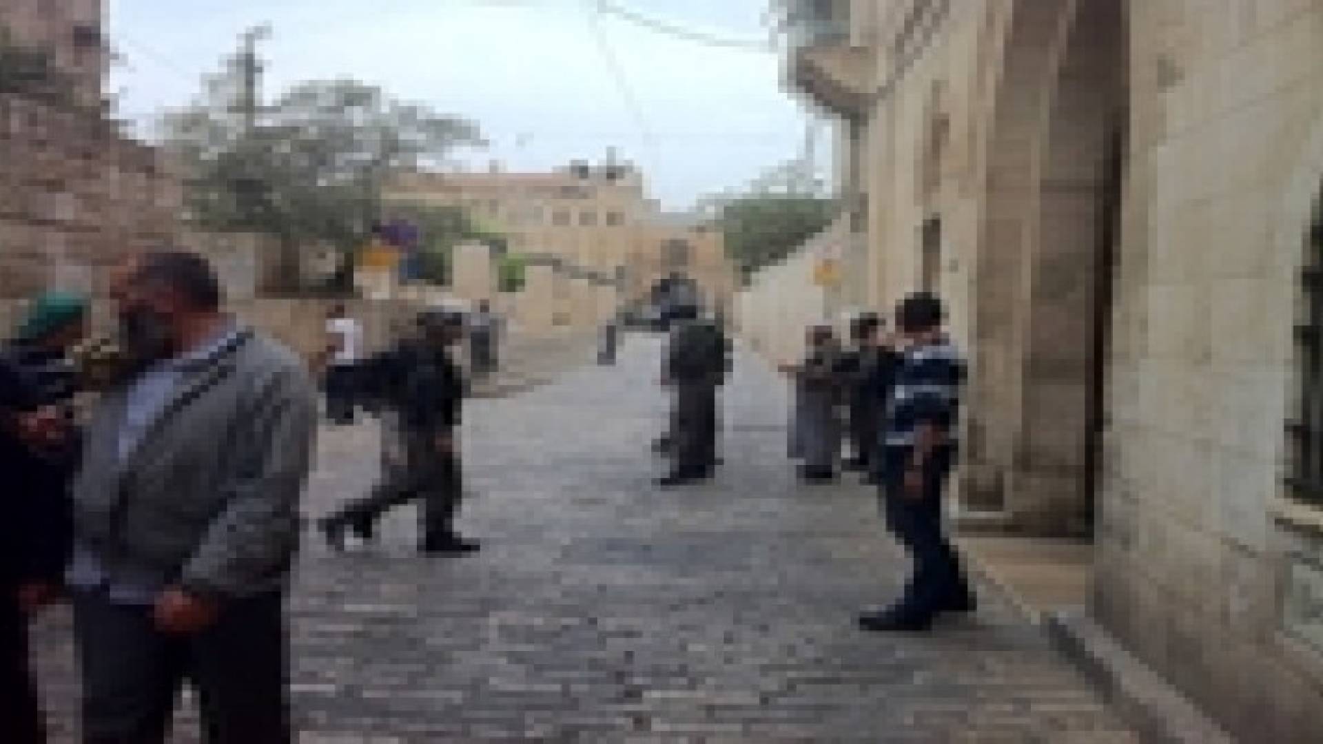 اشتباكات على ابواب الاقصى واعتداء على النساء وطلبة المدارس "صور"