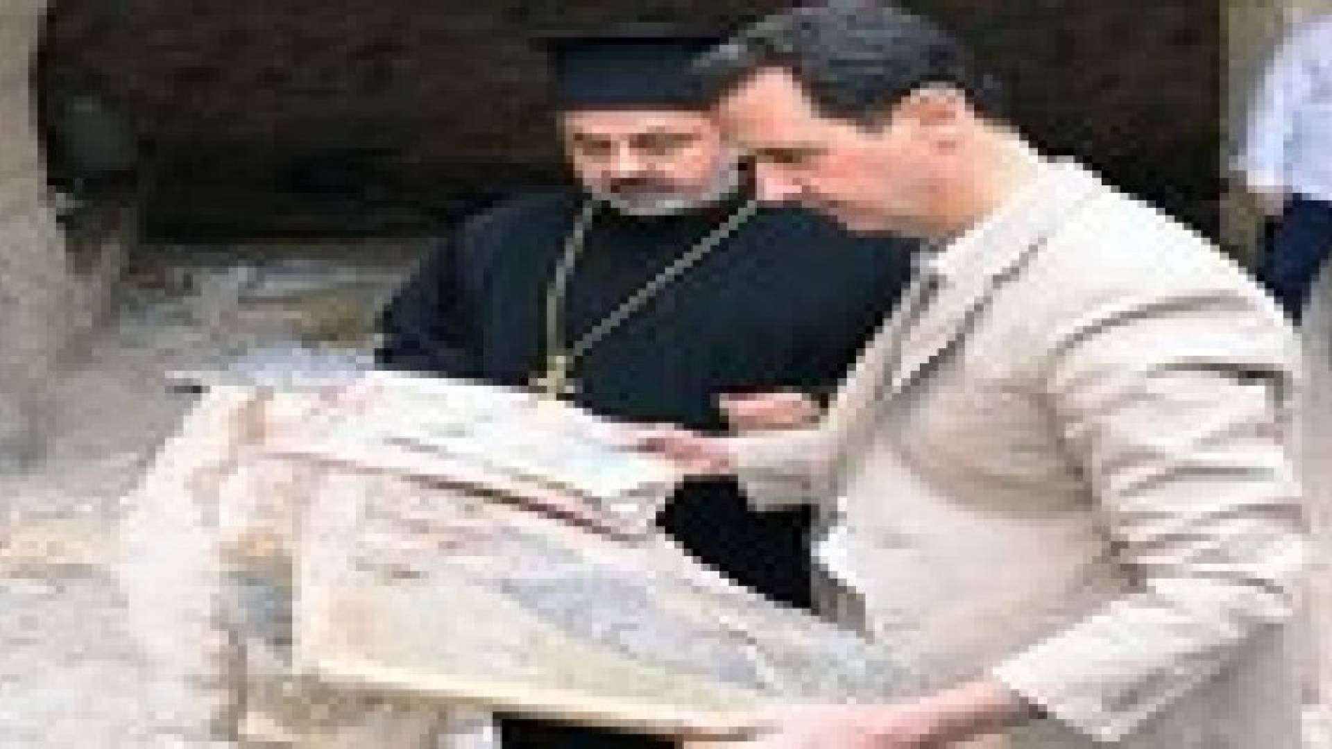 الأسد يتفقد بلدة معلولا