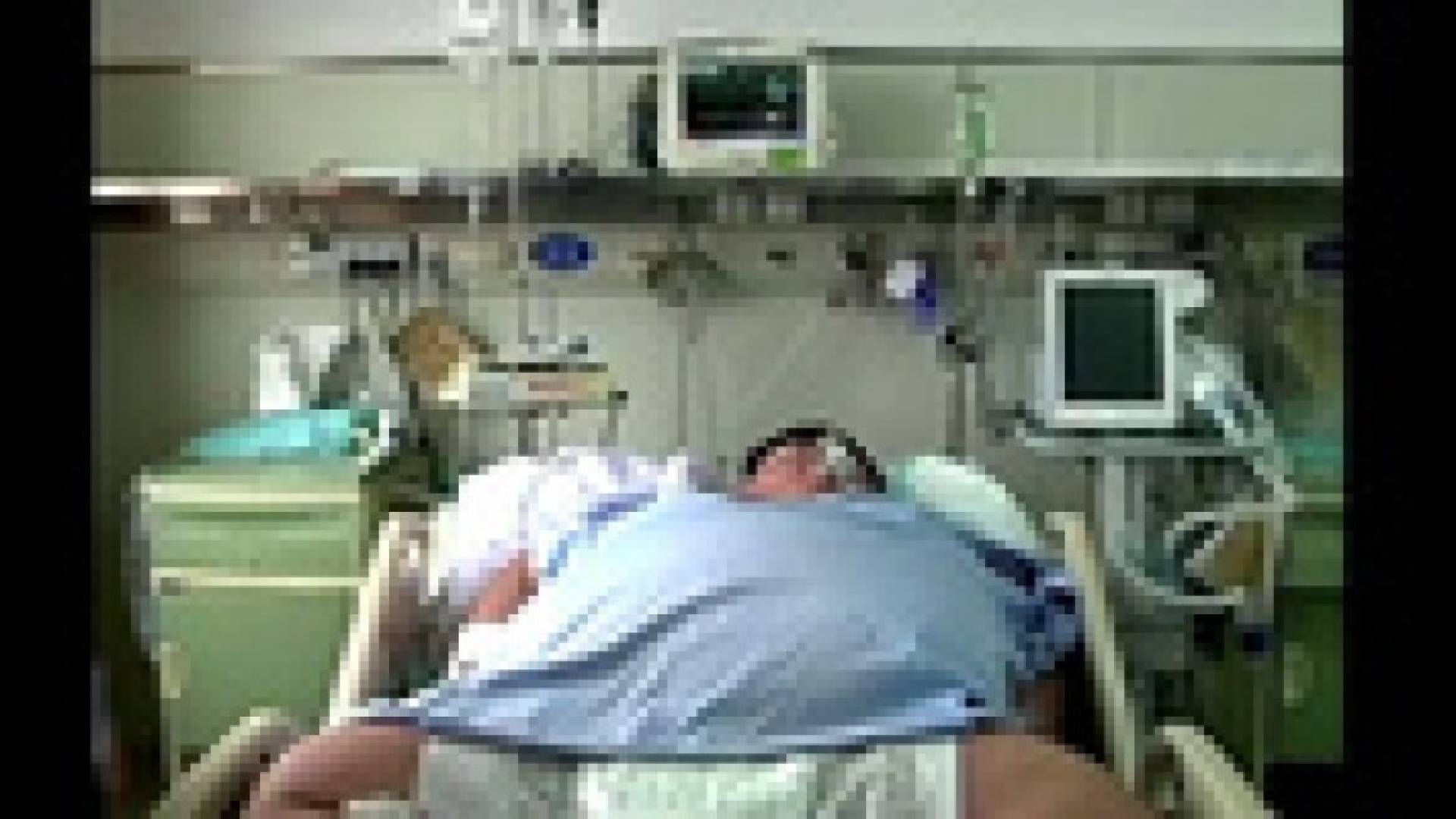 الأطباء يحاولون مساعدة رجل في الصين وزنه 300 كغ " فيديو "