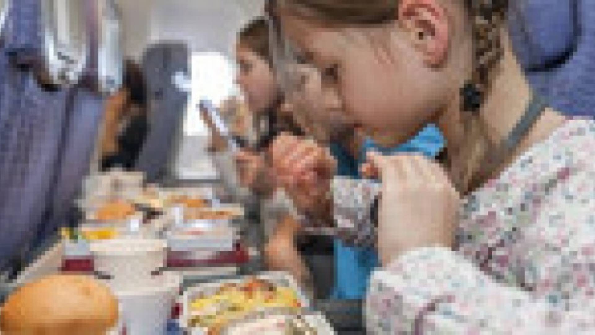 لماذا لا نحب مذاق الطعام على الطائرة؟