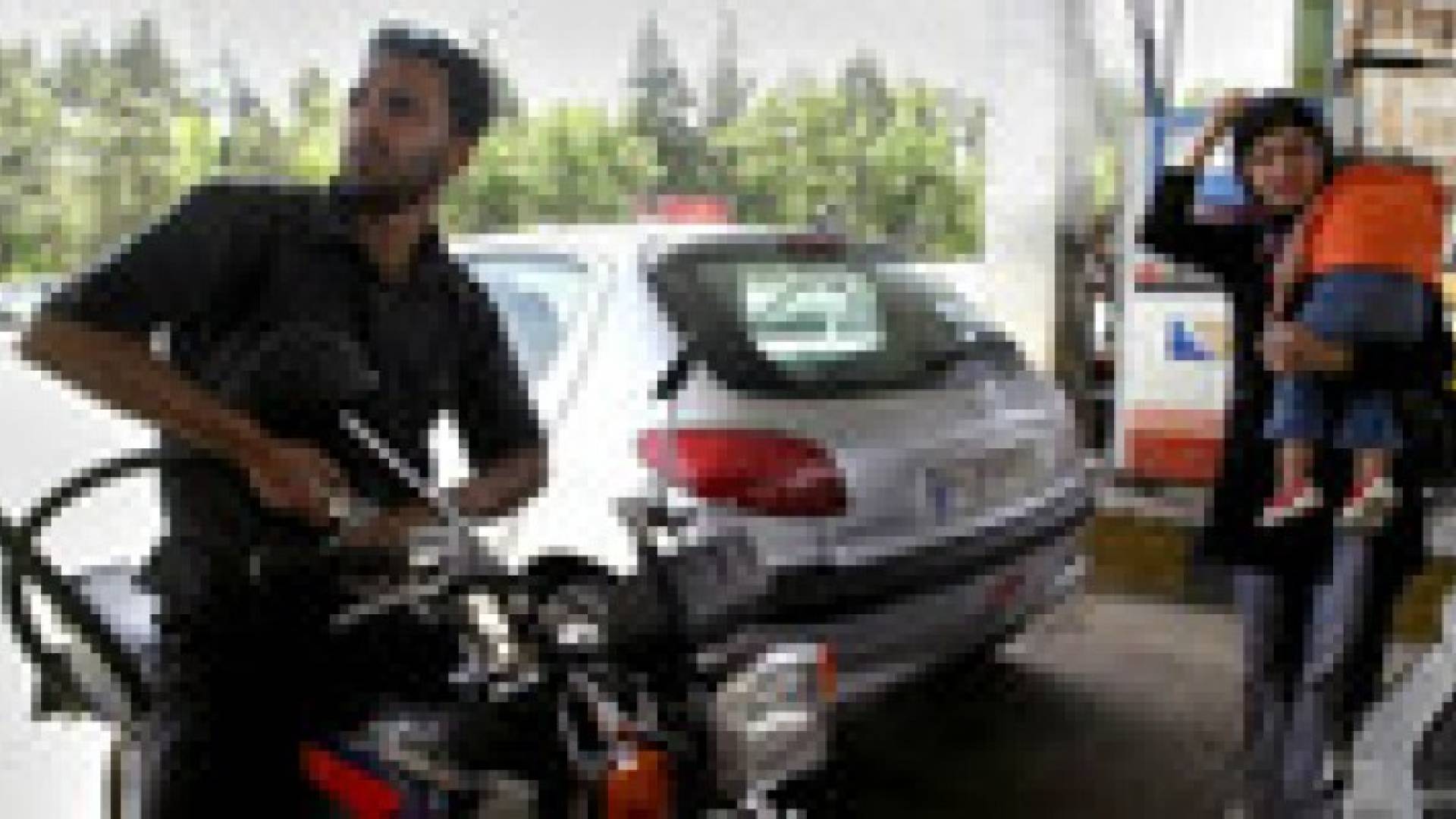 ارتفاع سعر الوقود في إيران بعد تخفيض الدعم الحكومي