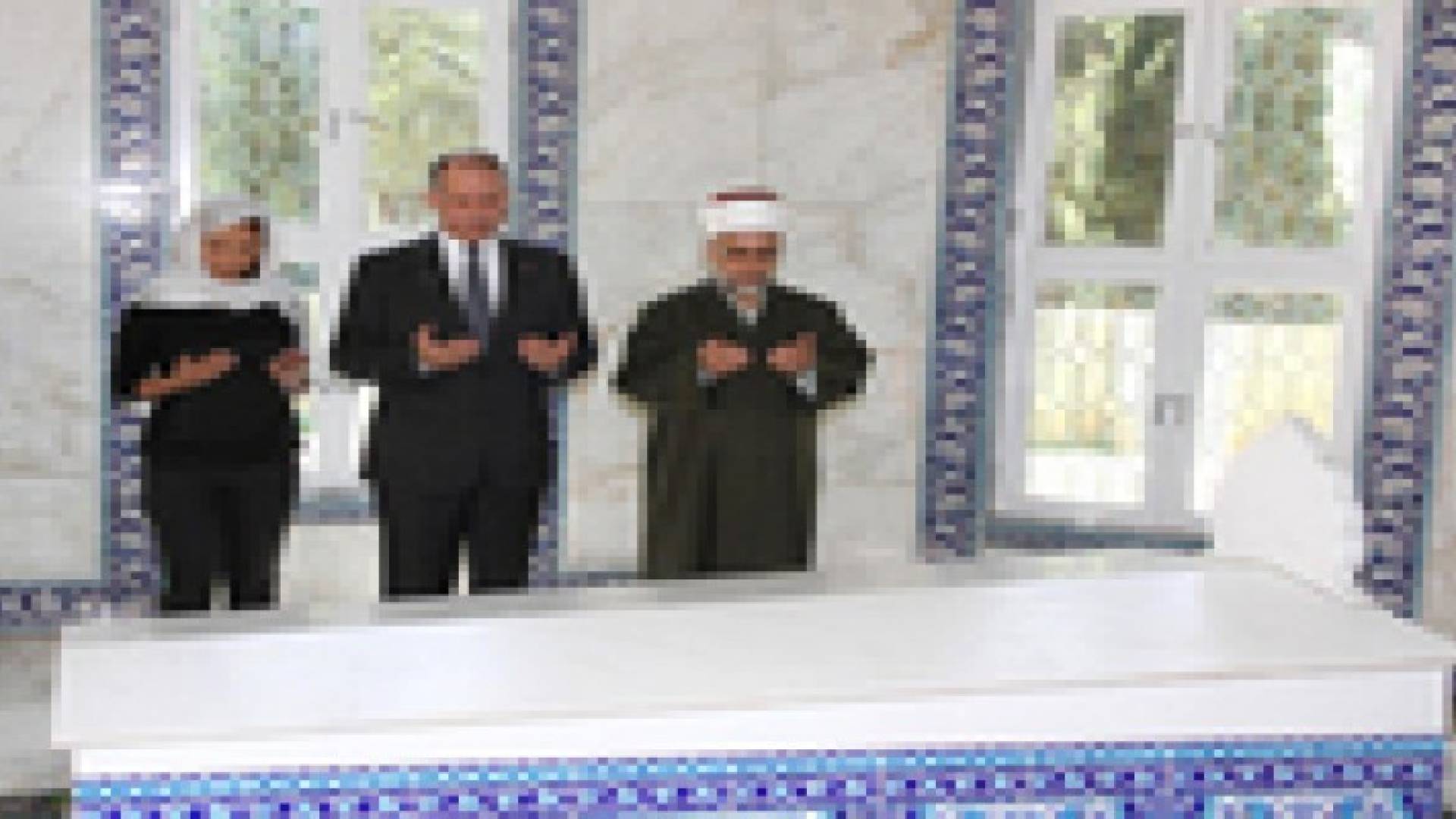 عدد من الامراء يزورون ضريح الملكة زين الشرف