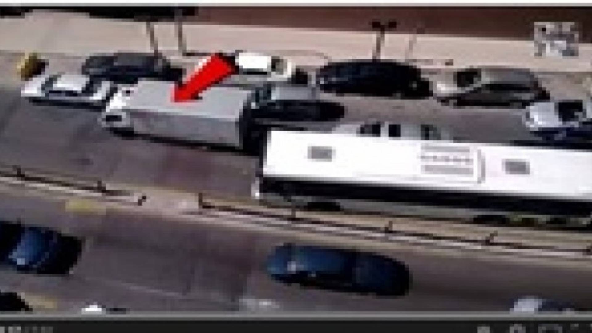 سائق يغادر شاحنته ويغلق شارعا رئيسيا في وادي صقرة
