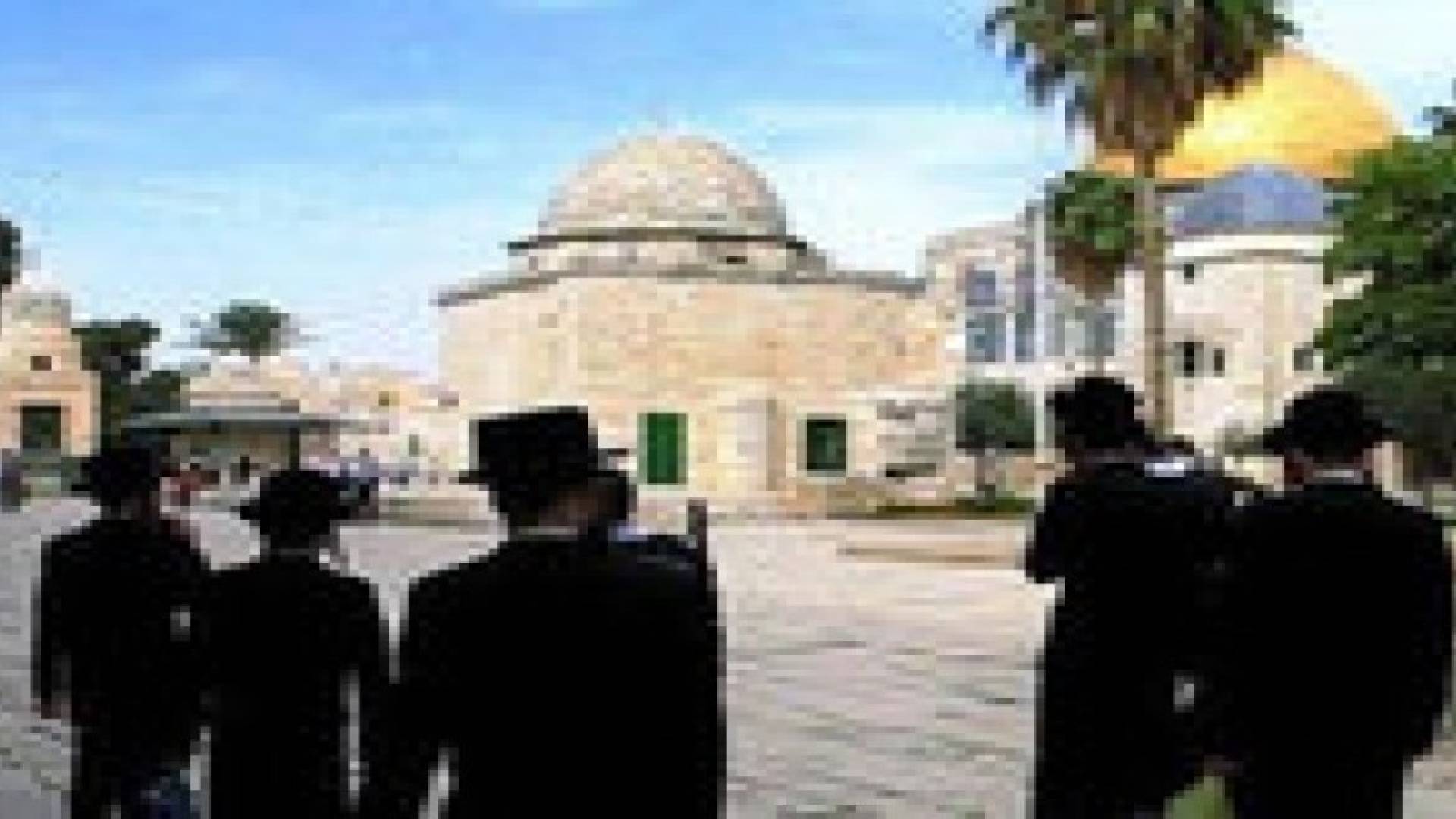 مستوطنون متطرفون يقتحمون باحات المسجد الأقصى بالقدس