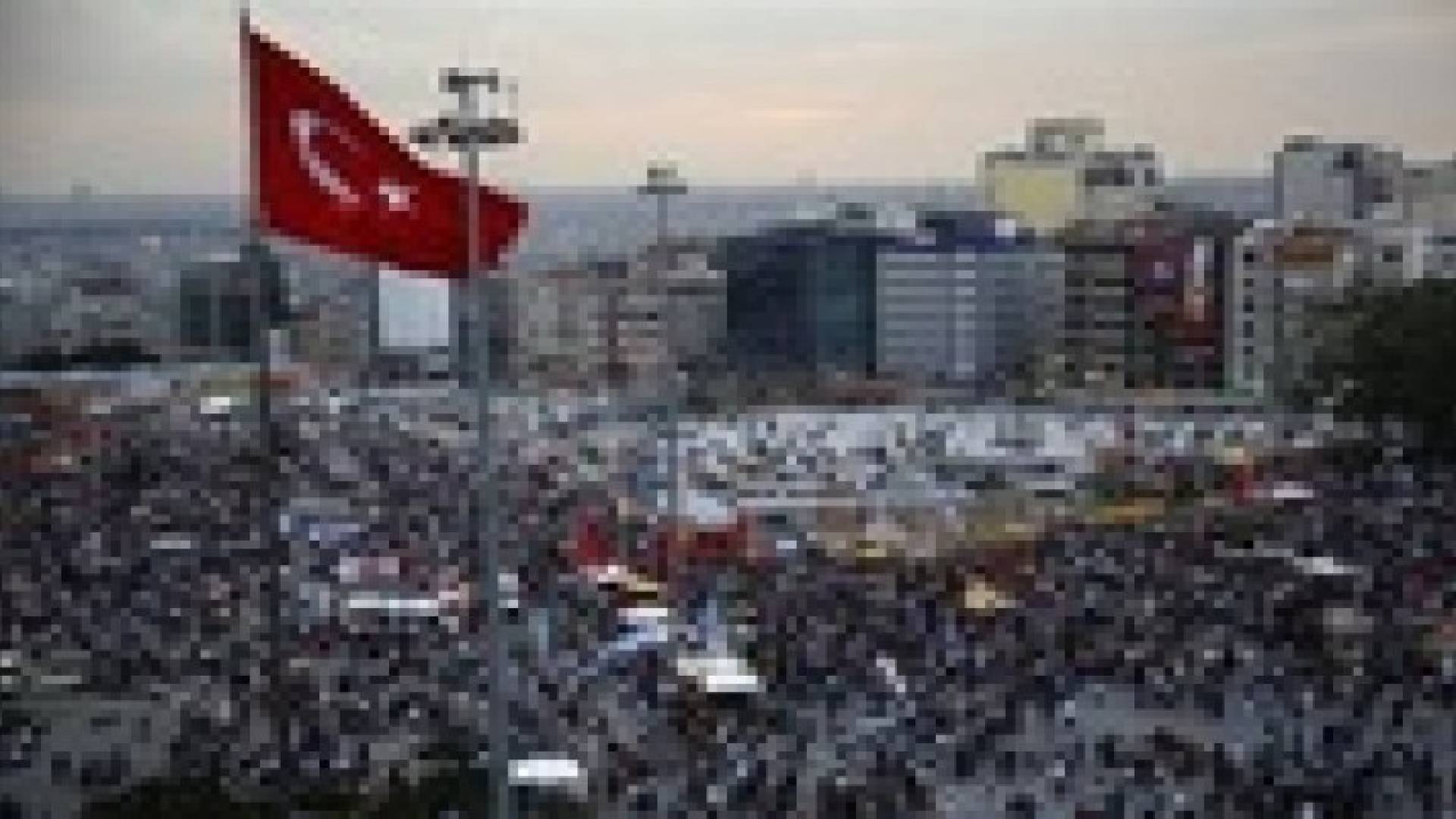 الشرطة التركية تستخدم الغاز المسيل للدموع لتفريق المتظاهرين في اسطنبول