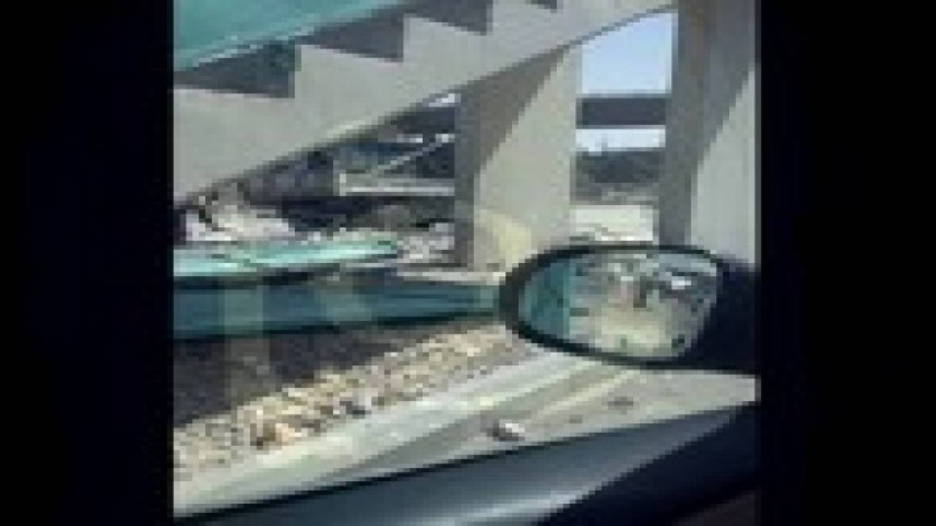 انهيار جسر مشاة على اوتوستراد الزرقاء عمان - صور
