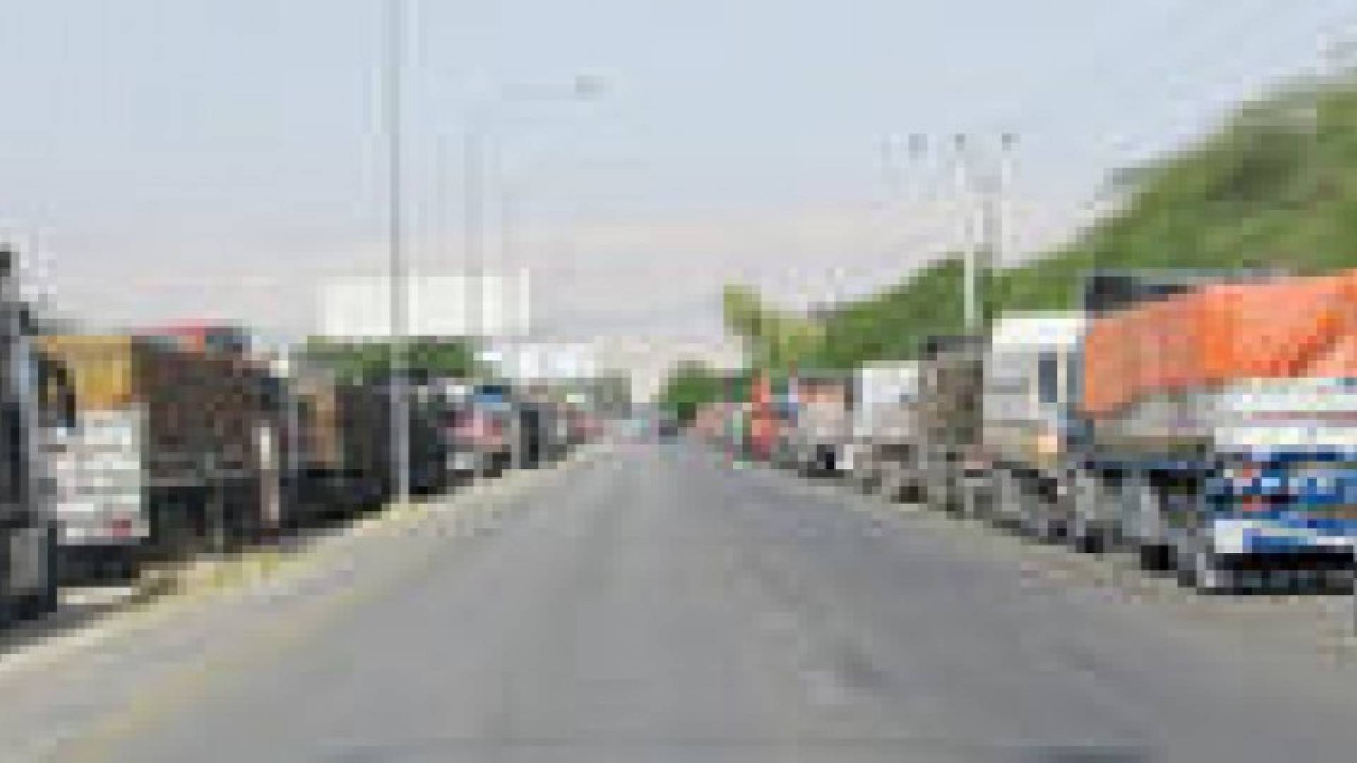 عشرات الشاحنات الأردنية عالقة على جسر الملك حسين
