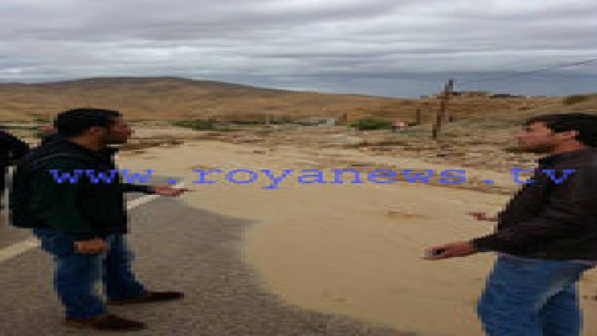 السيول تؤدي الى إغلاق جسر الشهداء في الطفيلة .. صور