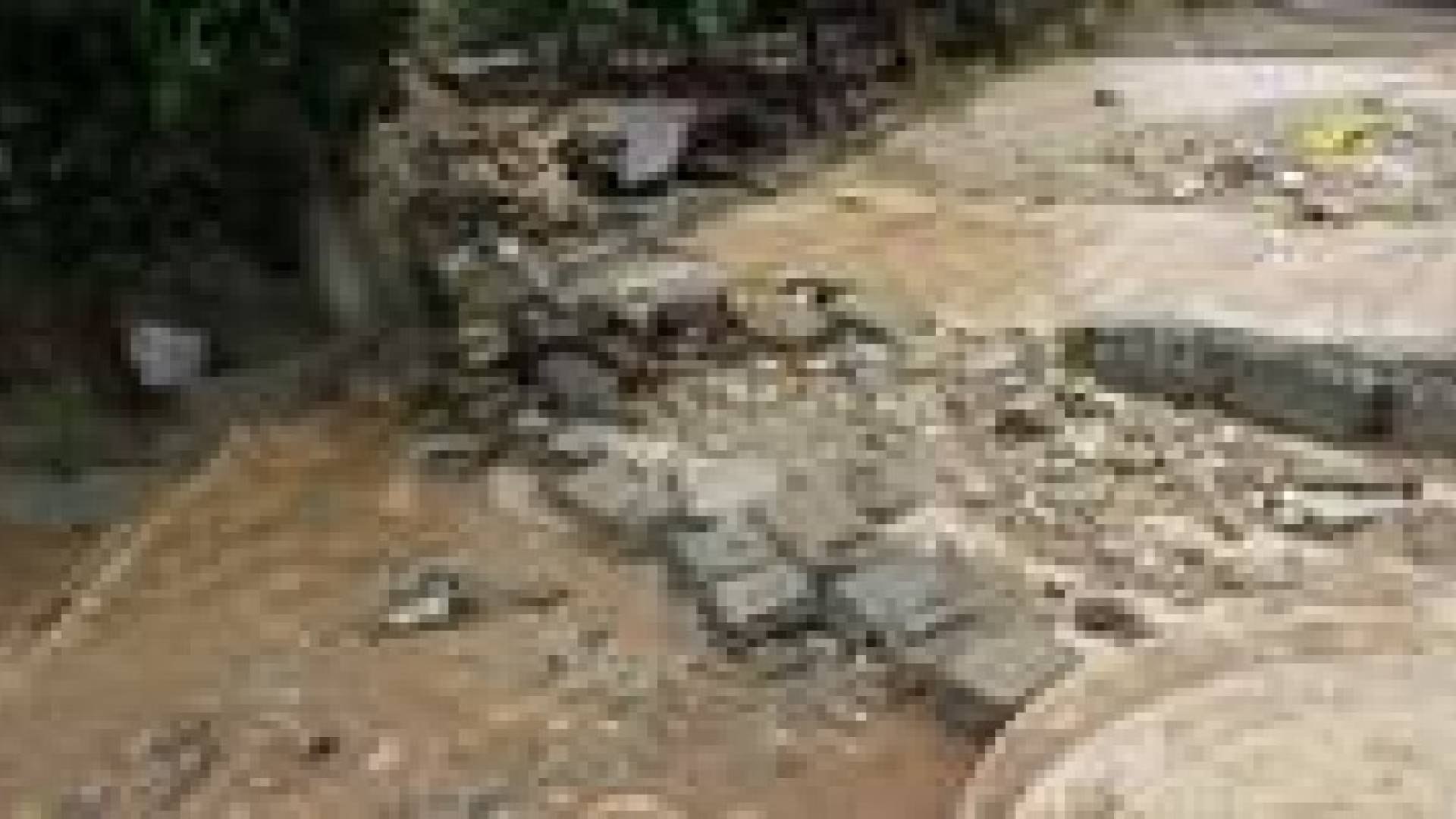 إنجرافات في الطرق ومياه الأمطار تداهم المنازل في الطفيلة..صور