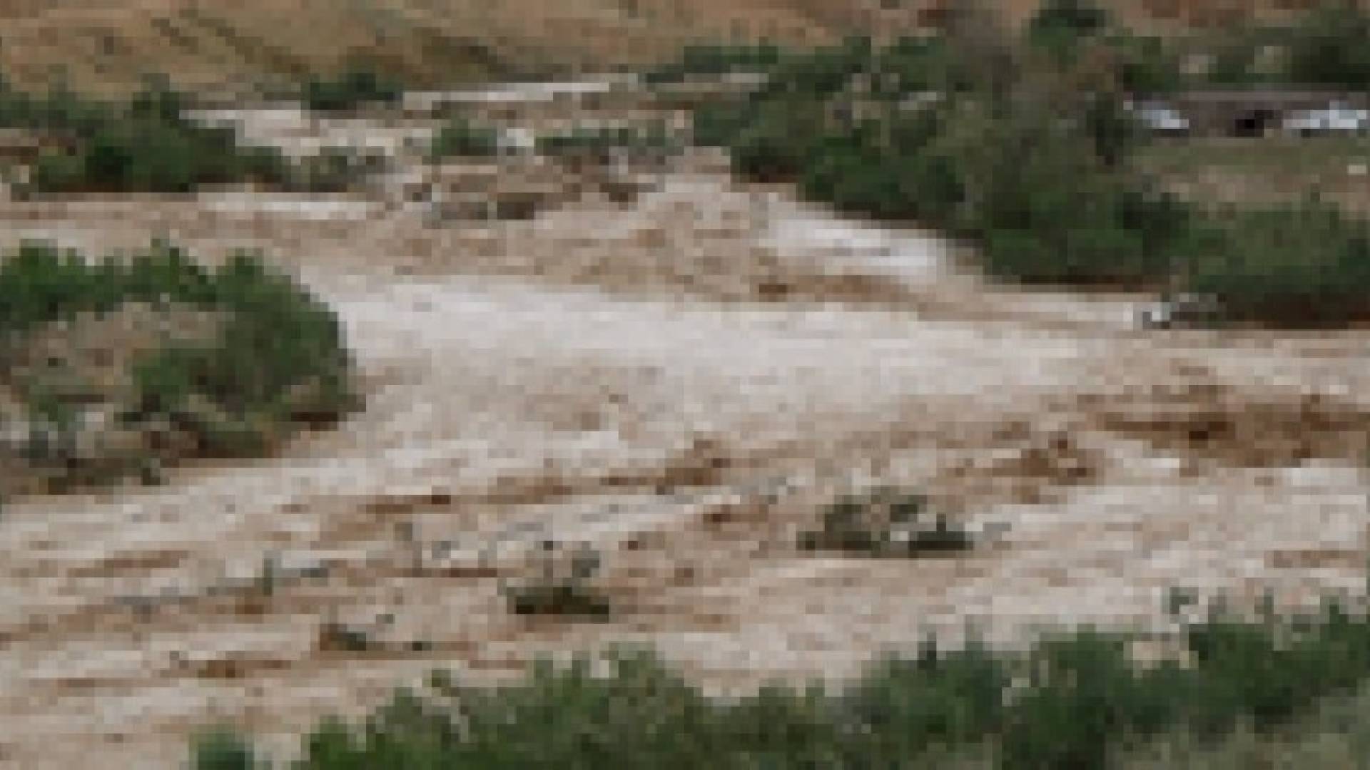 طائرة عسكرية تنقذ عائلة حاصرتها المياه في الجفر