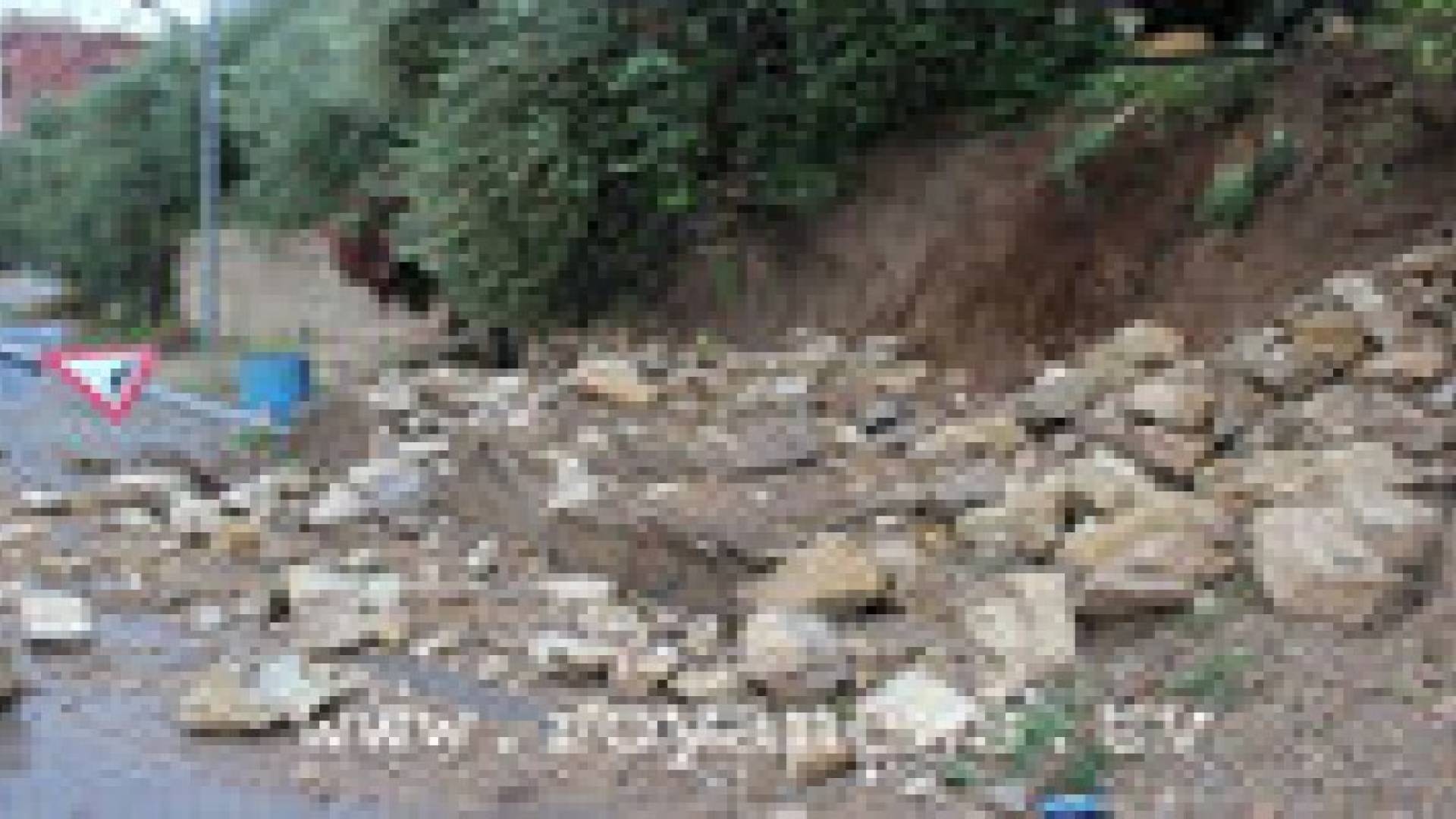 أزمات وانجرافات وسيول في عدد من المحافظات .. صور
