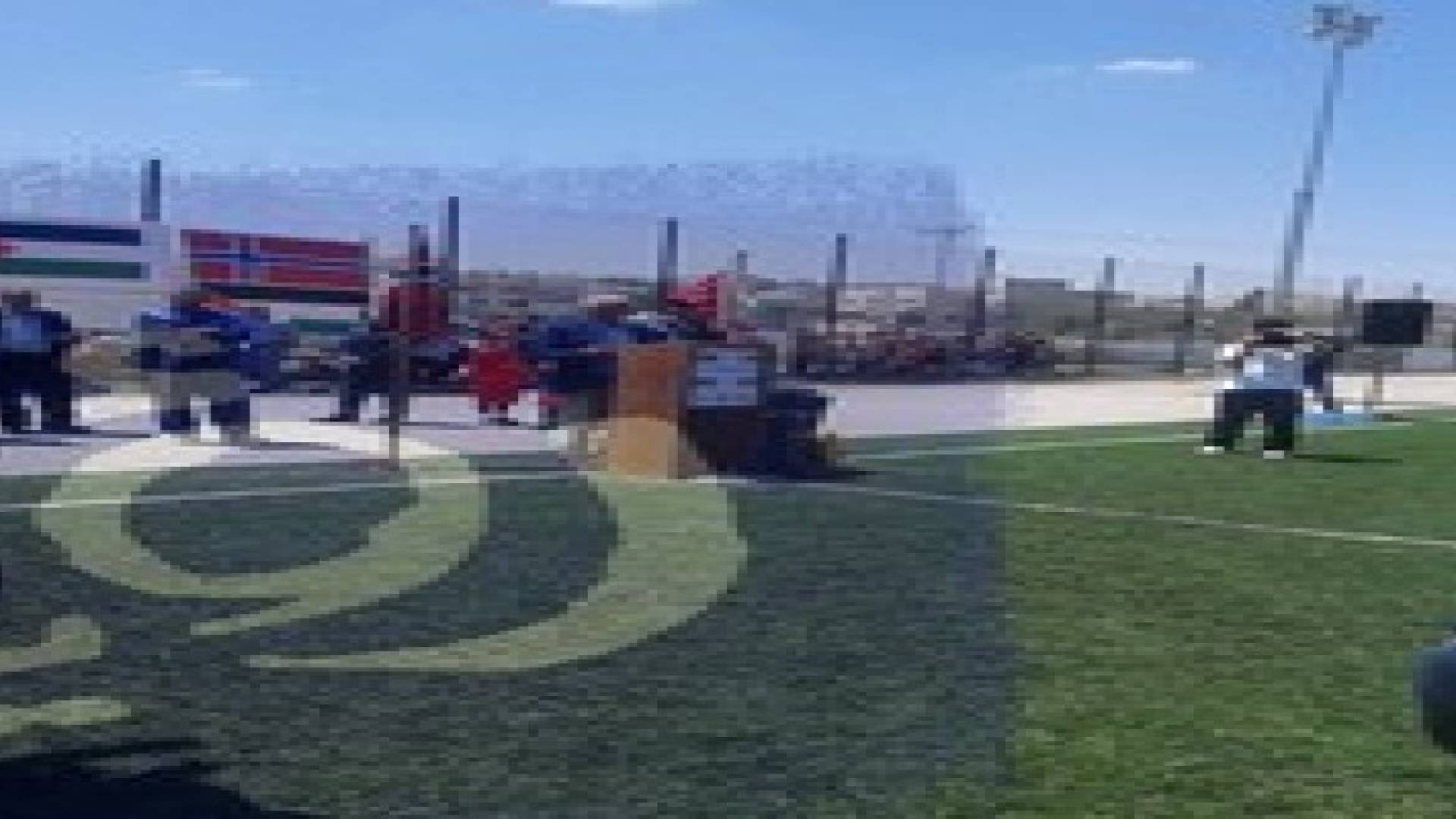 الأمير علي يفتتح ملعب كرة قدم في الصريح - صور وفيديو