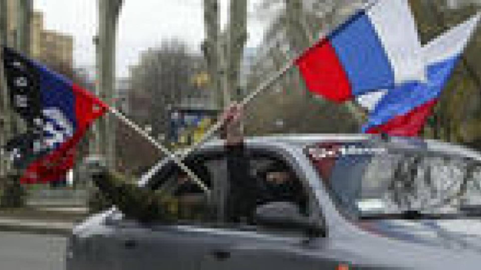 بدء استفتاء يحدد مصير منطقتين في شرق أوكرانيا