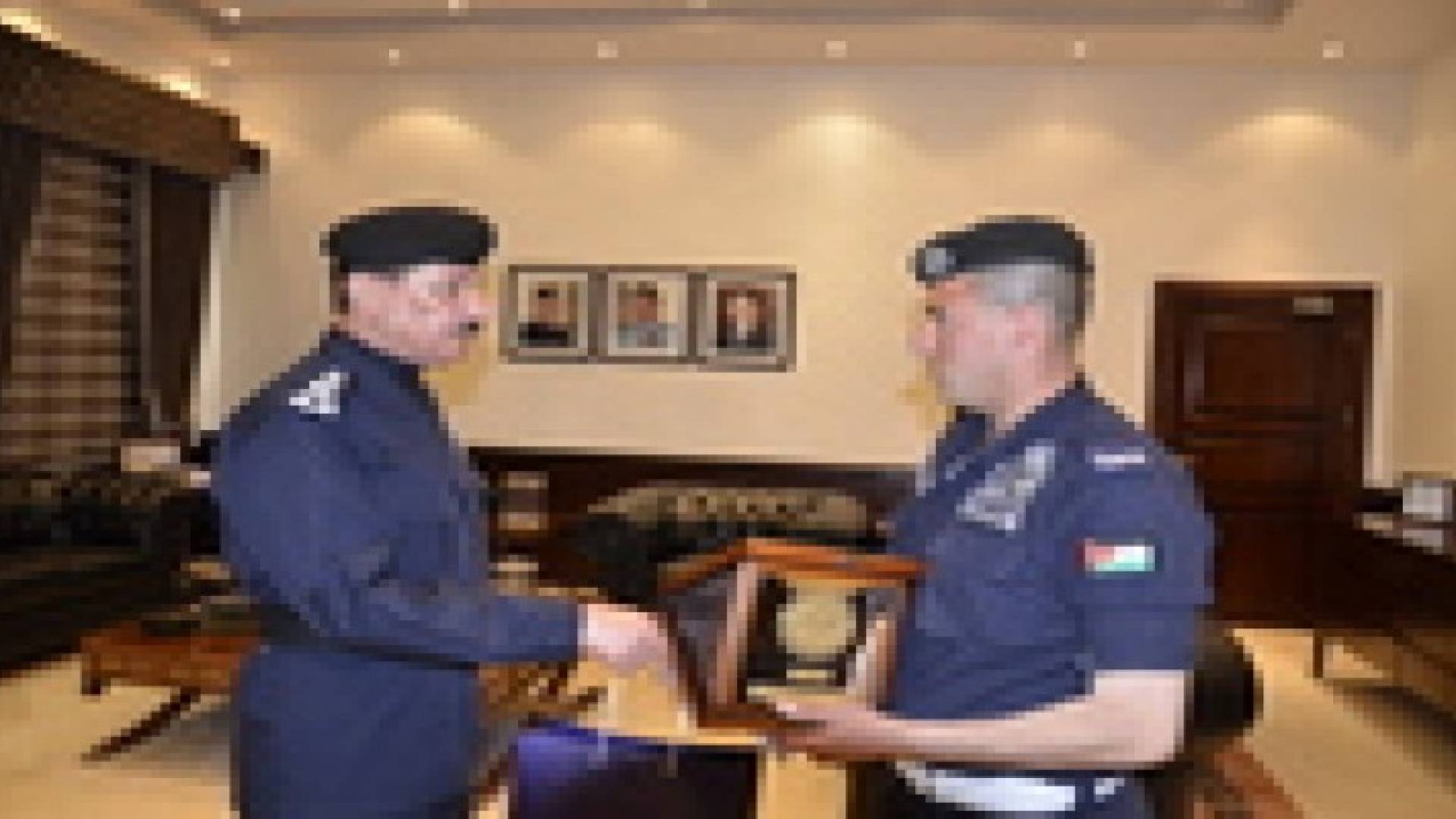 الطوالبة يكرم شرطي "الدوار السادس" على شجاعته