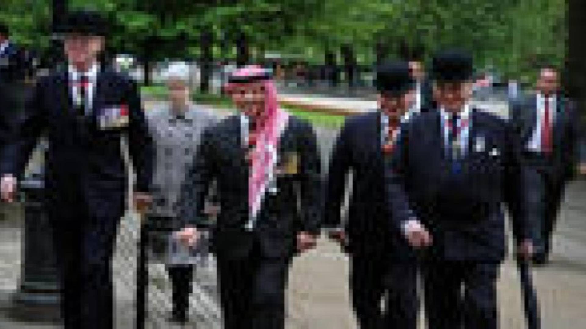 الملك يحضر عرضا عسكريا للجيش البريطاني