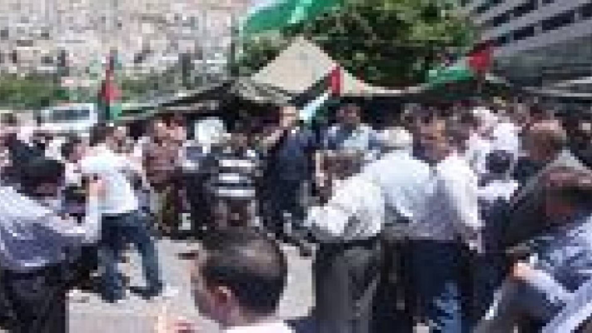 أهالي الأسرى يغلقون مقر الصليب الأحمر في نابلس