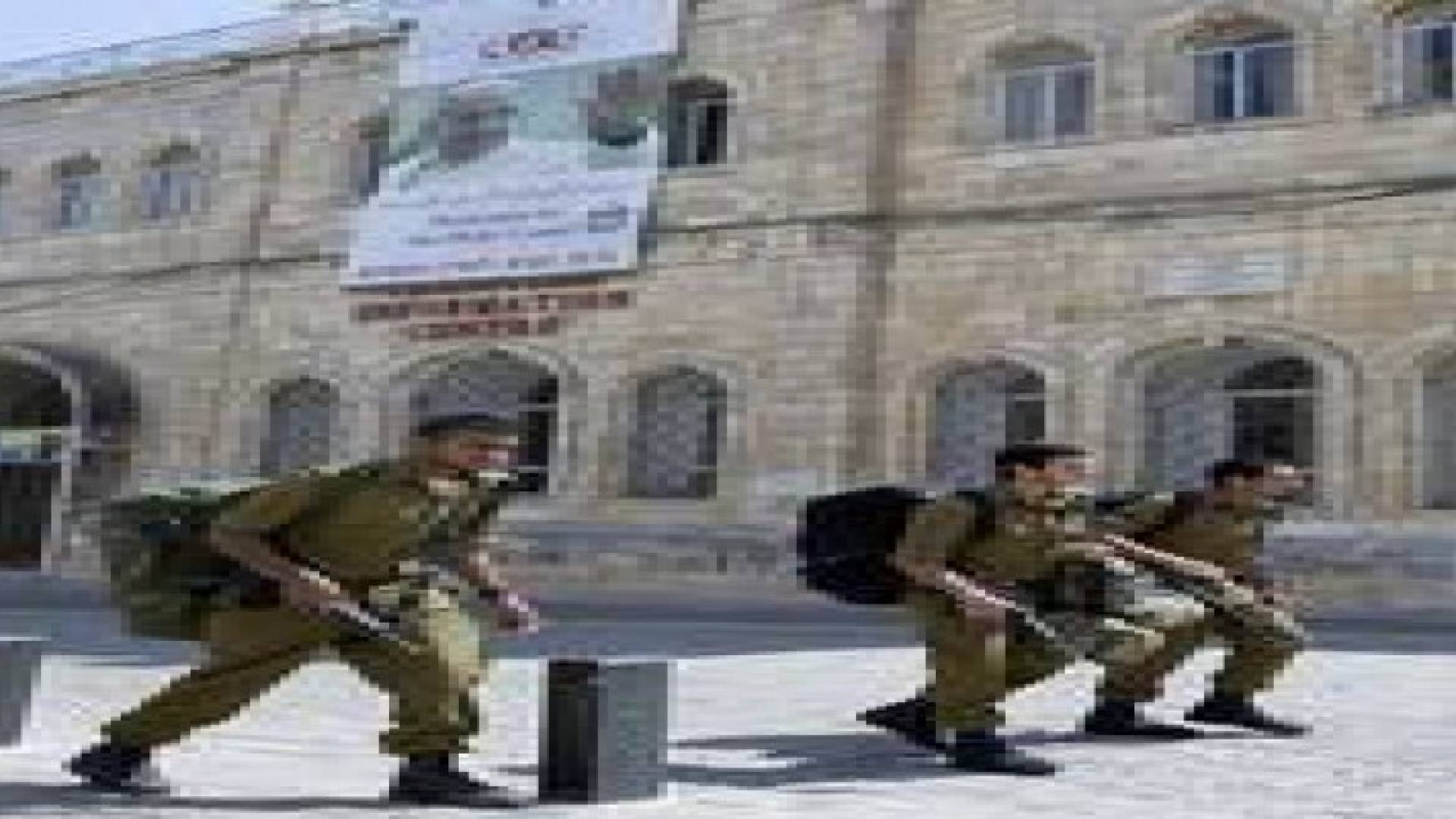 الاحتلال يطلب من "الكنيسة " ازالة صورة البابا بحجة اثارة المشاعر