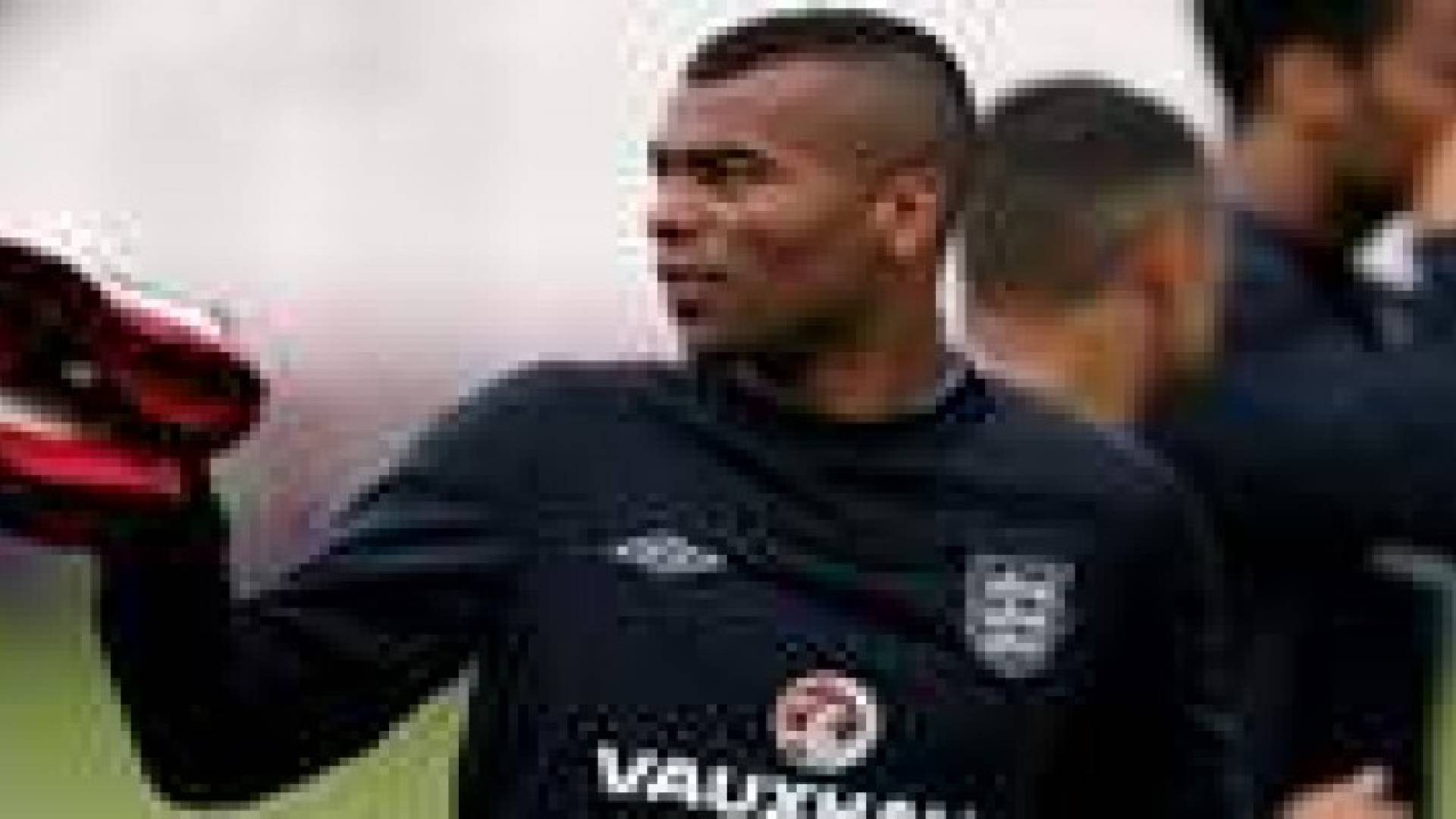أشلي كول يعتزل اللعب دوليا